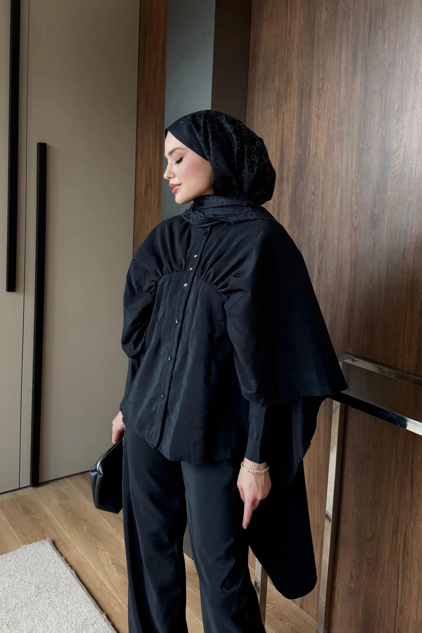 Siyah Pelerin Etkili Büzgü Detaylı İkili Takım