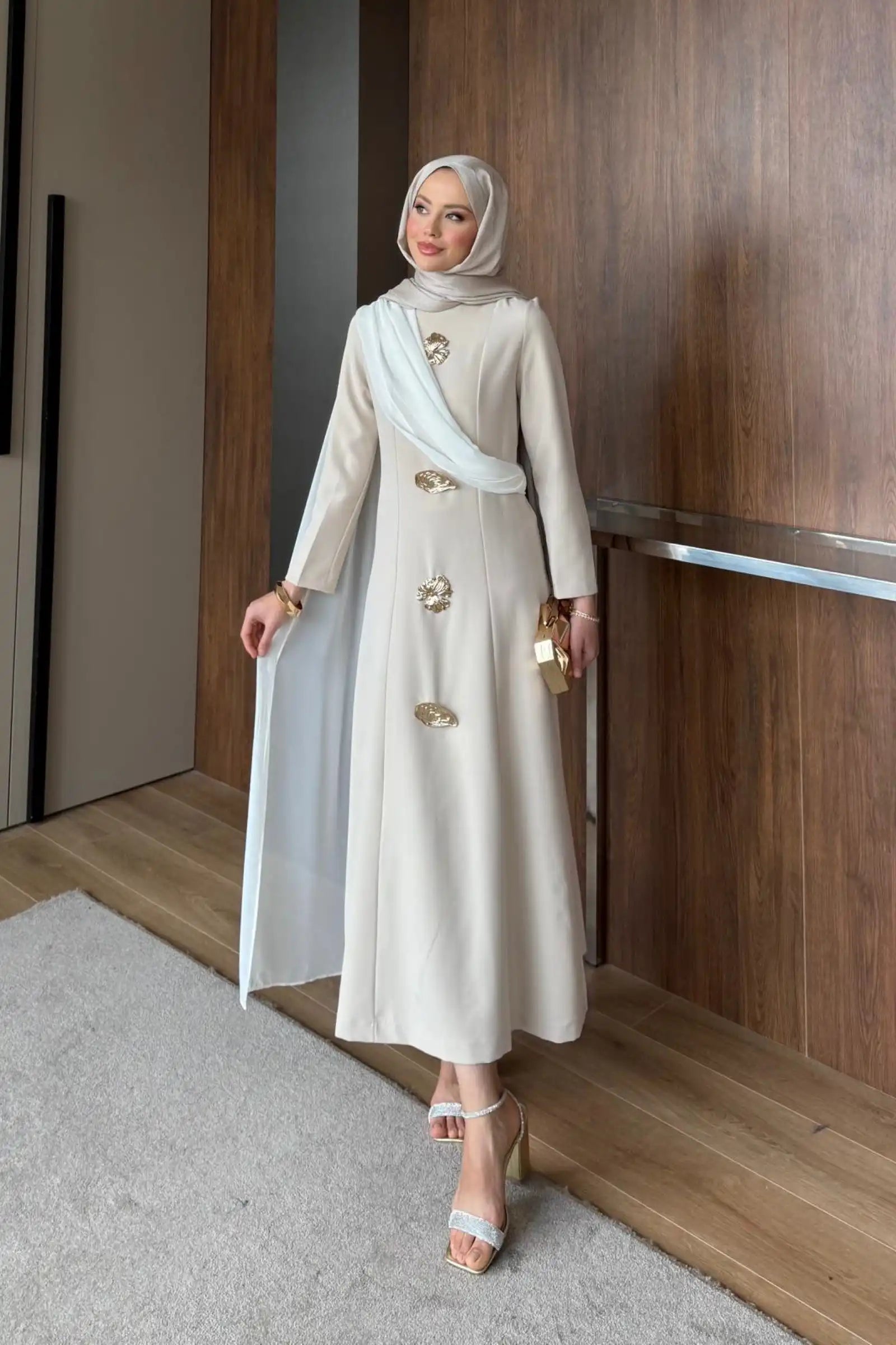 Bej Asimetrik Drape ve Gold Broş Detaylı Elbise