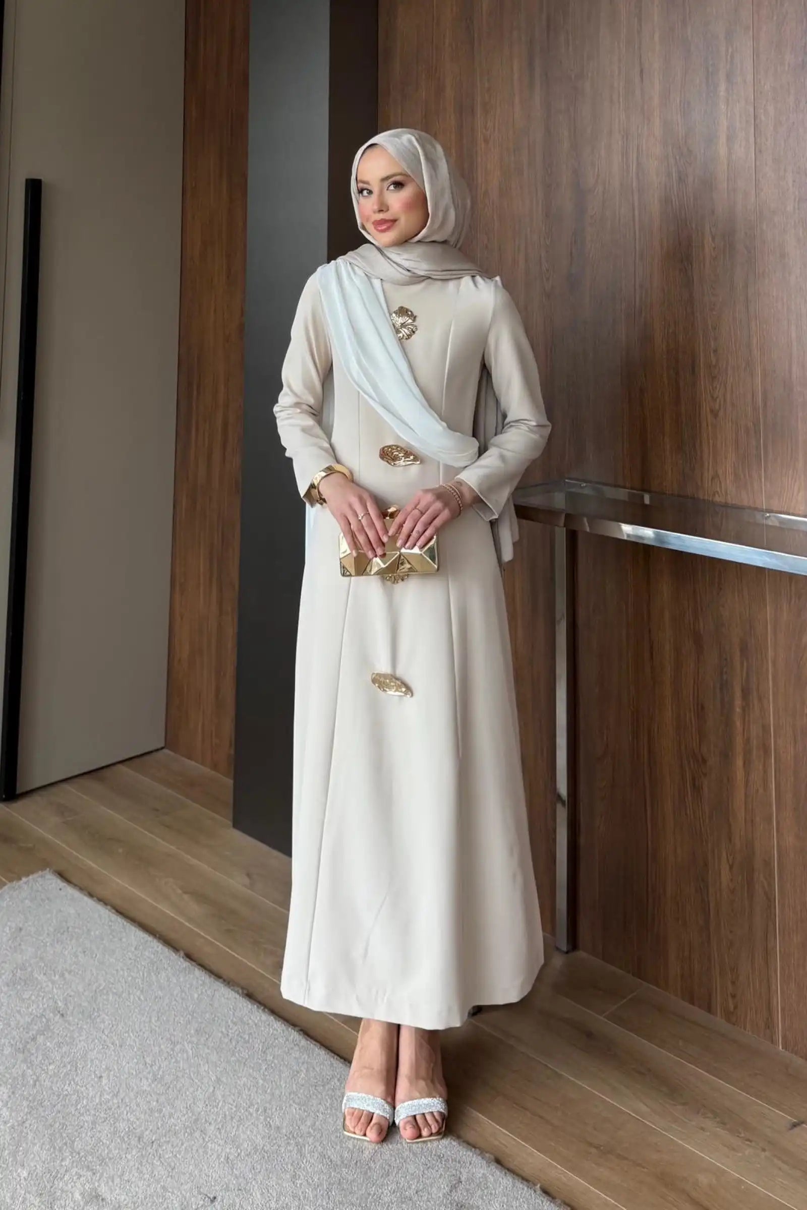 Bej Asimetrik Drape ve Gold Broş Detaylı Elbise