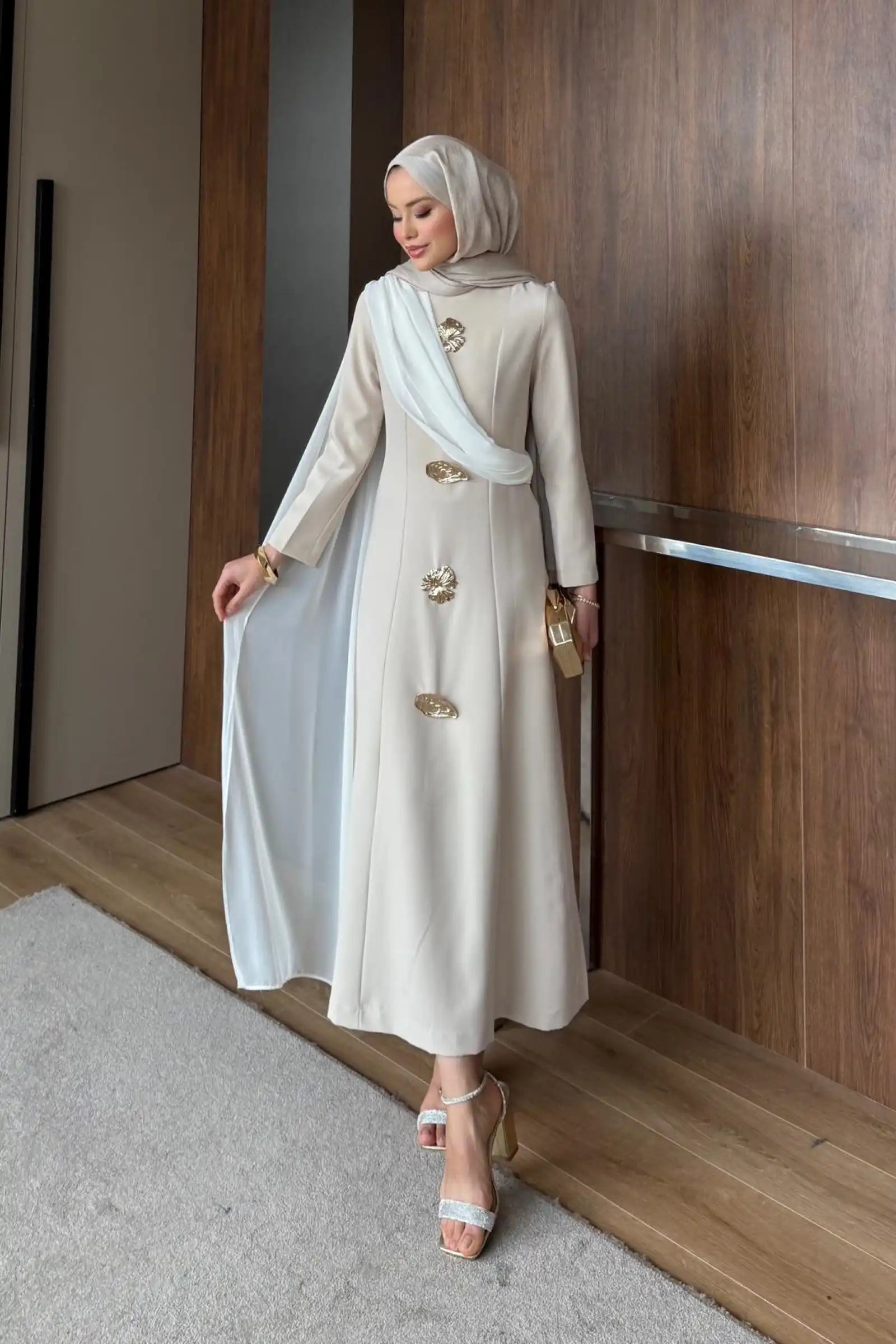 Bej Asimetrik Drape ve Gold Broş Detaylı Elbise
