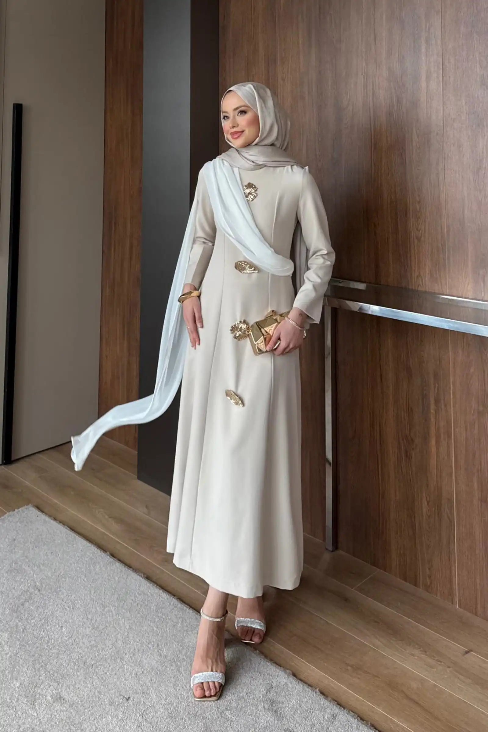 Bej Asimetrik Drape ve Gold Broş Detaylı Elbise