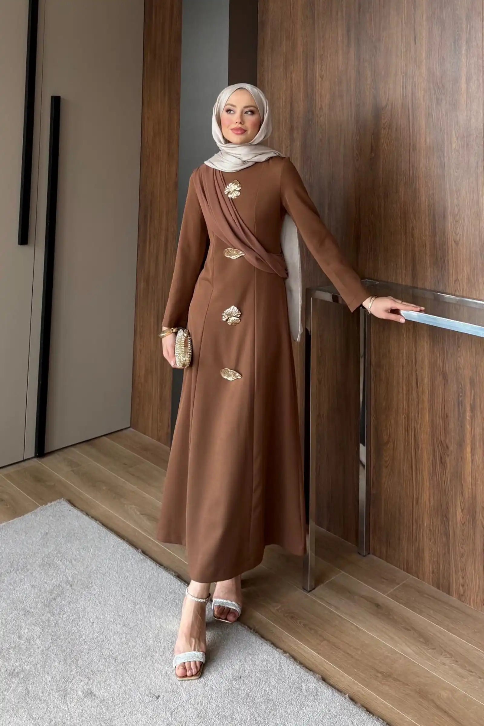 Kahverengi Asimetrik Drape ve Gold Broş Detaylı Elbise Ürün ana görseli