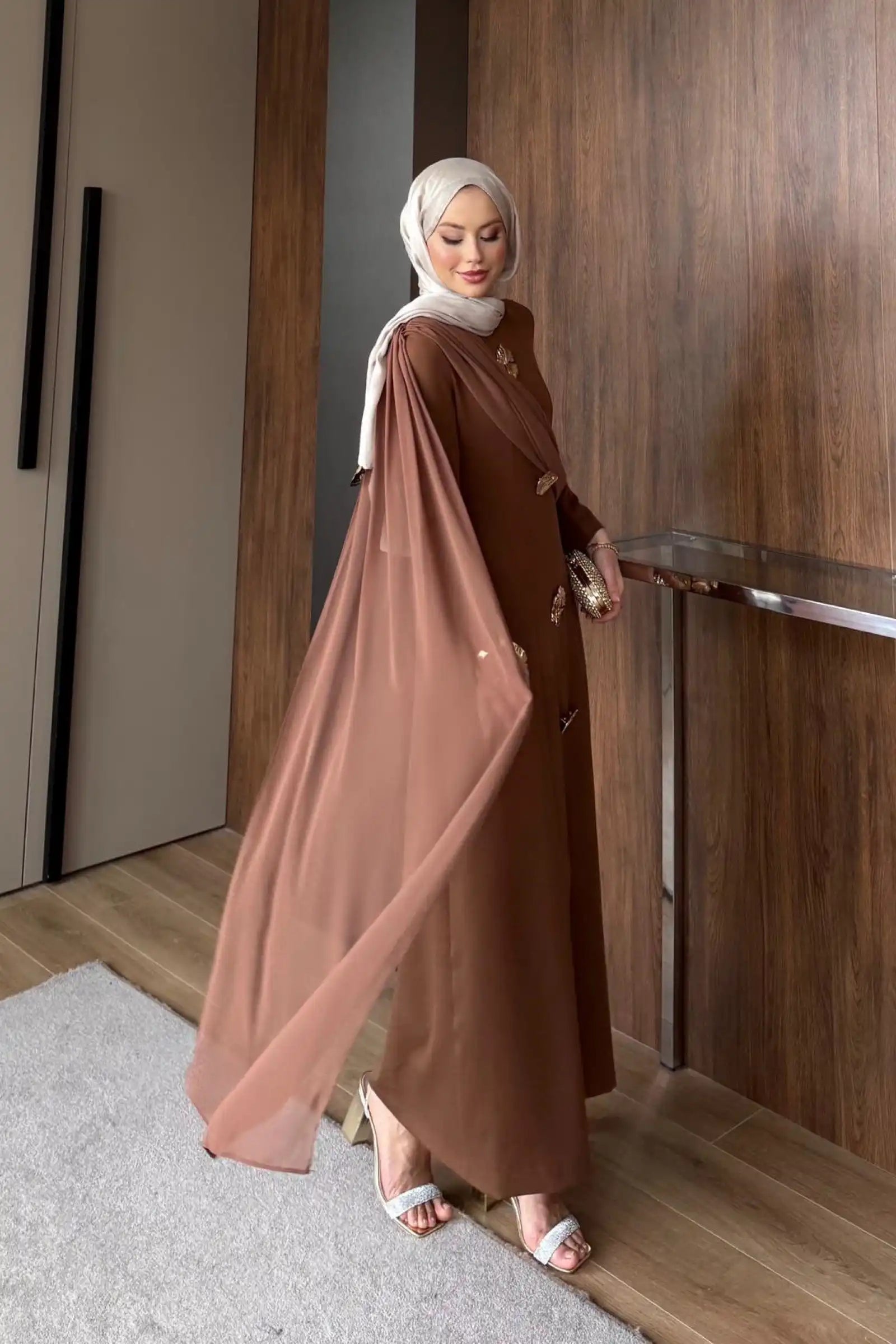 Kahverengi Asimetrik Drape ve Gold Broş Detaylı Elbise