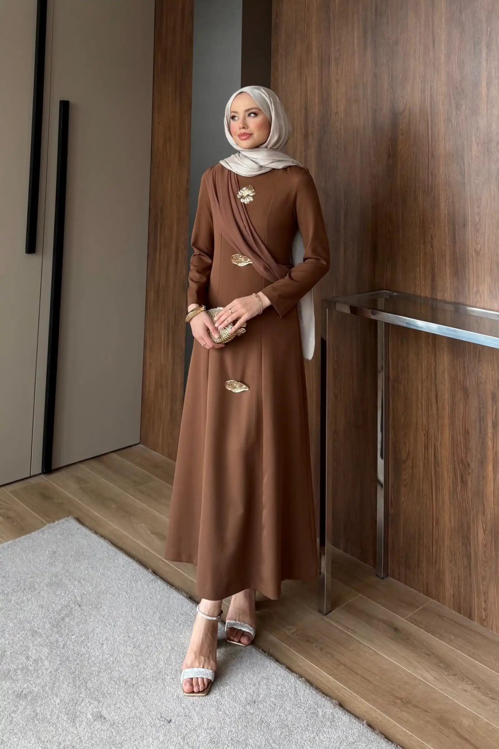 Kahverengi Asimetrik Drape ve Gold Broş Detaylı Elbise