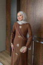 Kahverengi Asimetrik Drape ve Gold Broş Detaylı Elbise