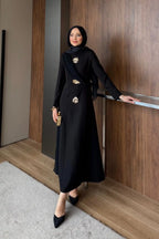 Siyah Asimetrik Drape ve Gold Broş Detaylı Elbise