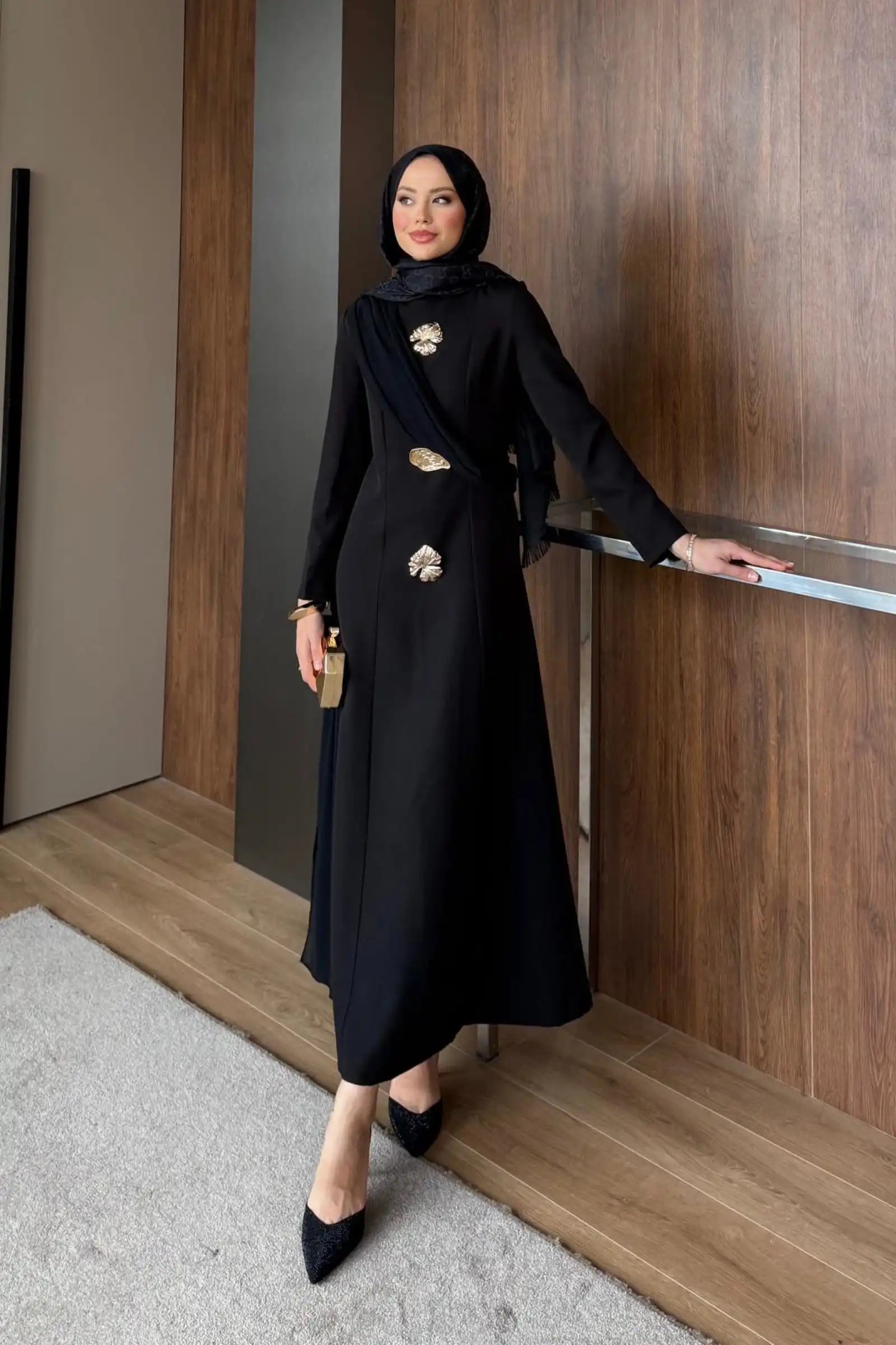 Siyah Asimetrik Drape ve Gold Broş Detaylı Elbise