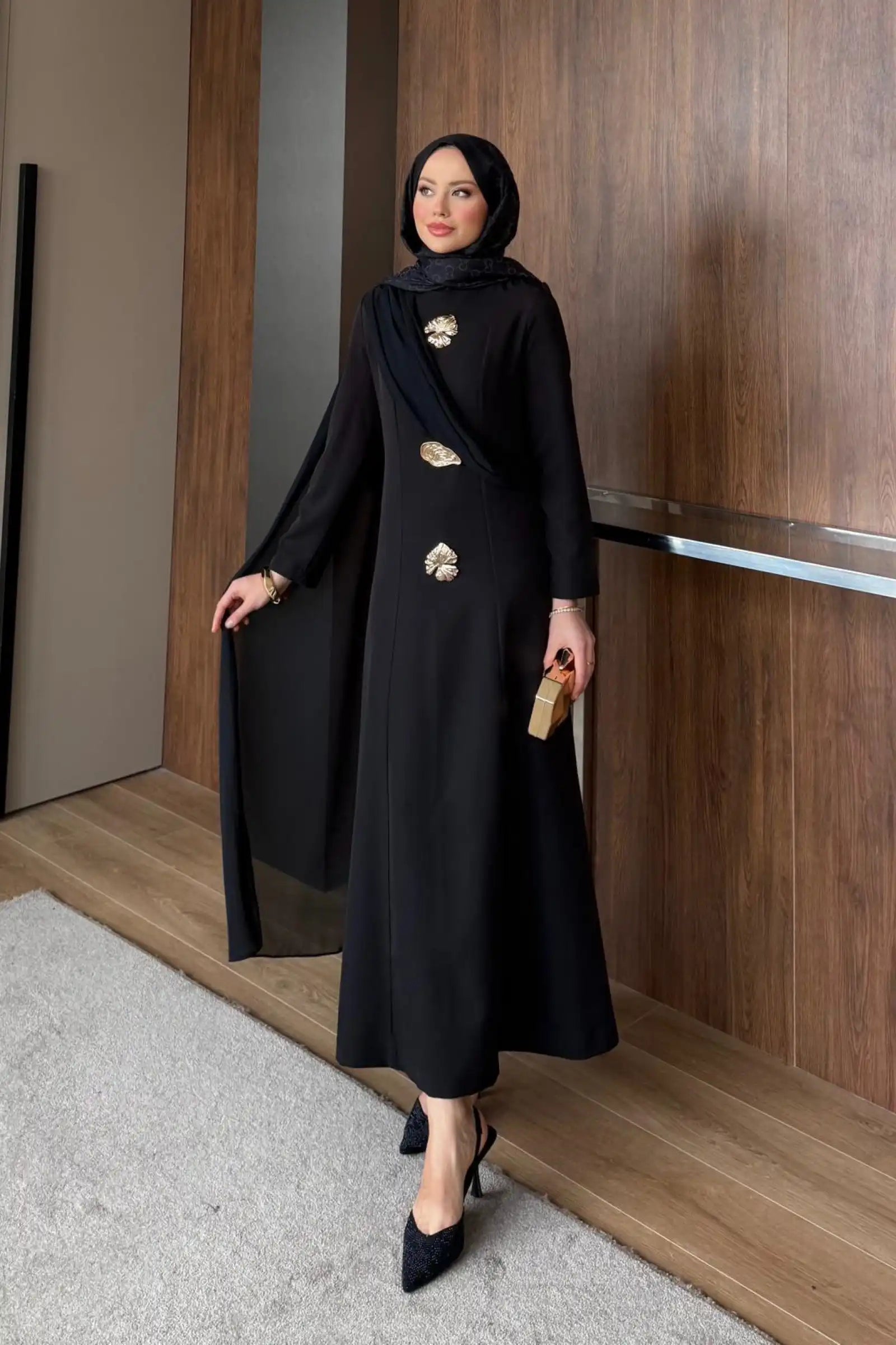 Siyah Asimetrik Drape ve Gold Broş Detaylı Elbise