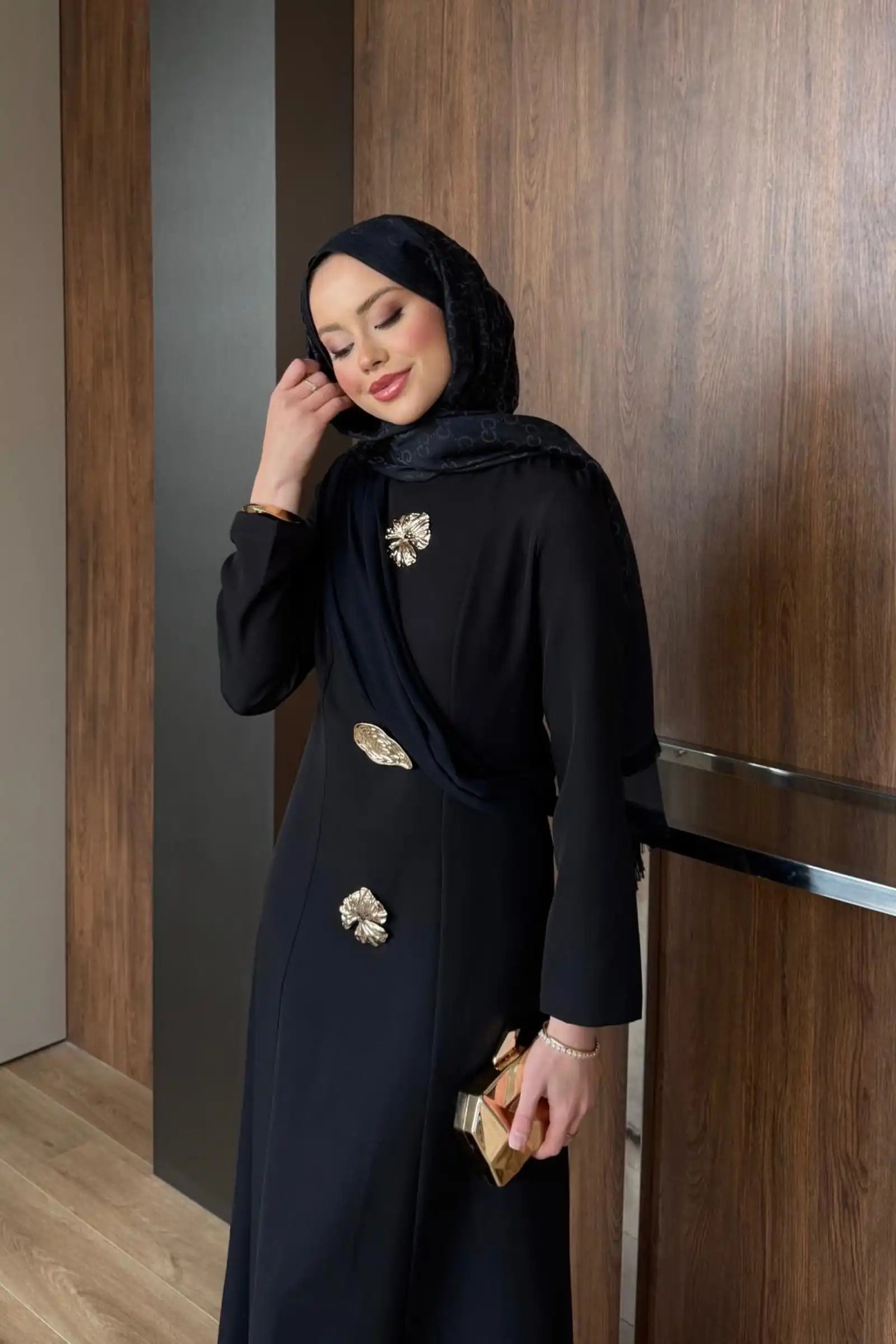 Siyah Asimetrik Drape ve Gold Broş Detaylı Elbise