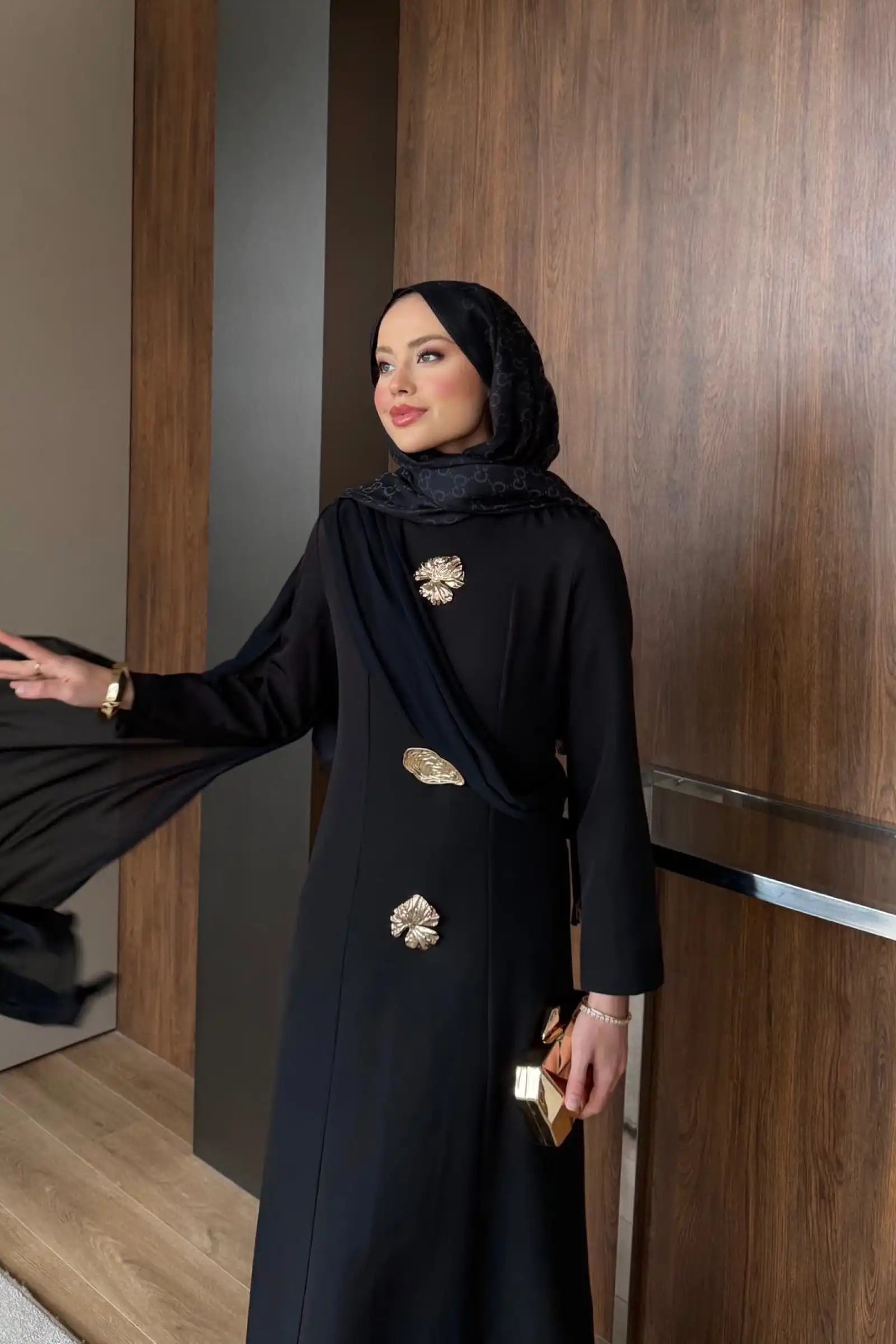 Siyah Asimetrik Drape ve Gold Broş Detaylı Elbise