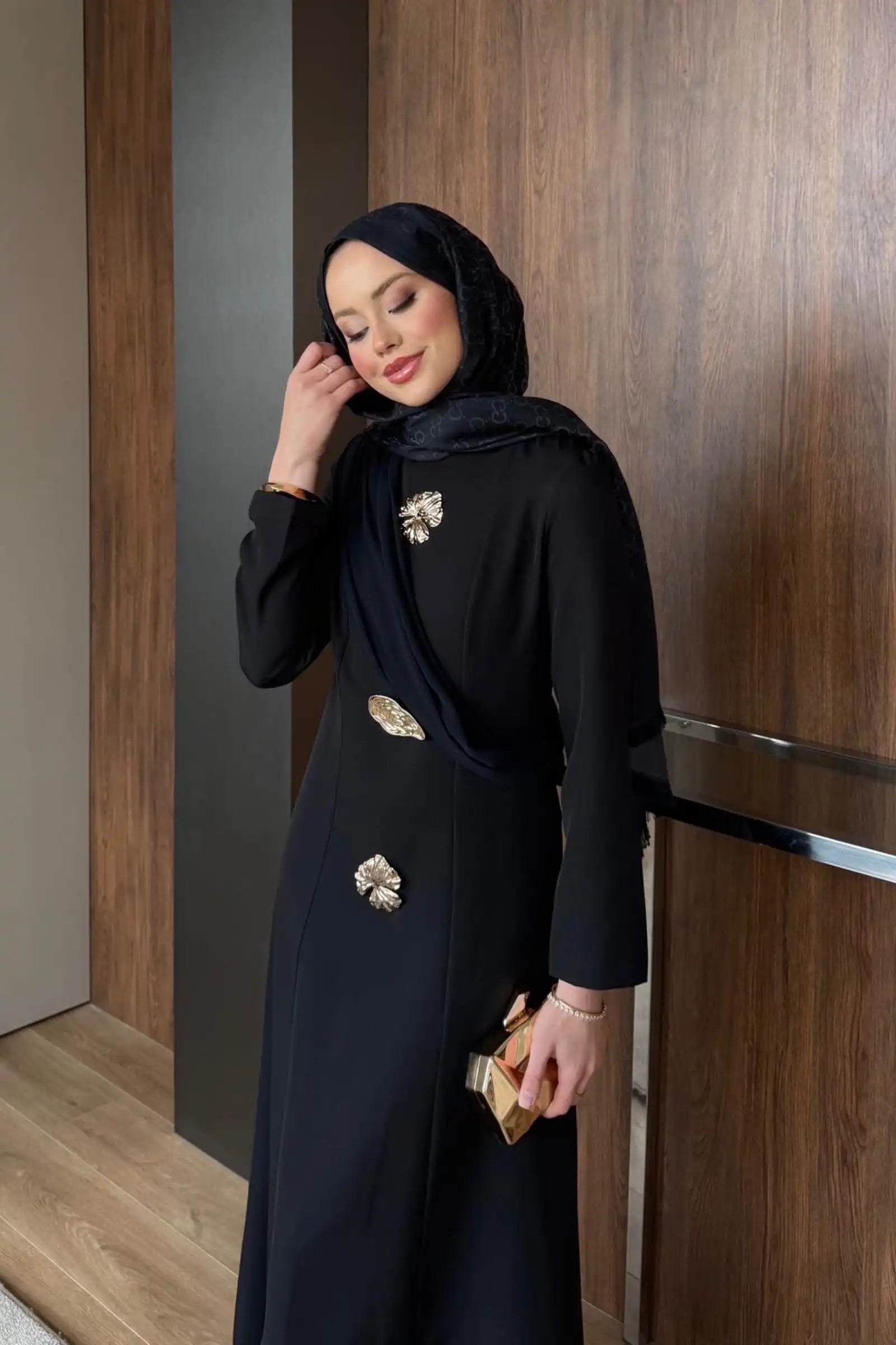 Siyah Asimetrik Drape ve Gold Broş Detaylı Elbise
