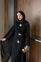Siyah Asimetrik Drape ve Gold Broş Detaylı Elbise