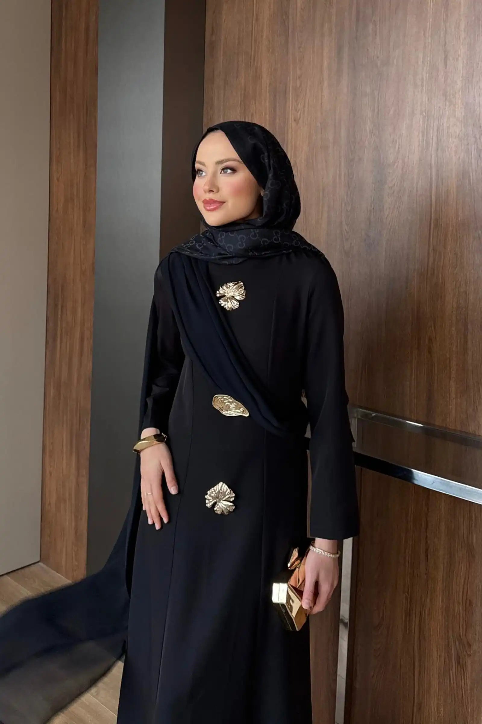 Siyah Asimetrik Drape ve Gold Broş Detaylı Elbise