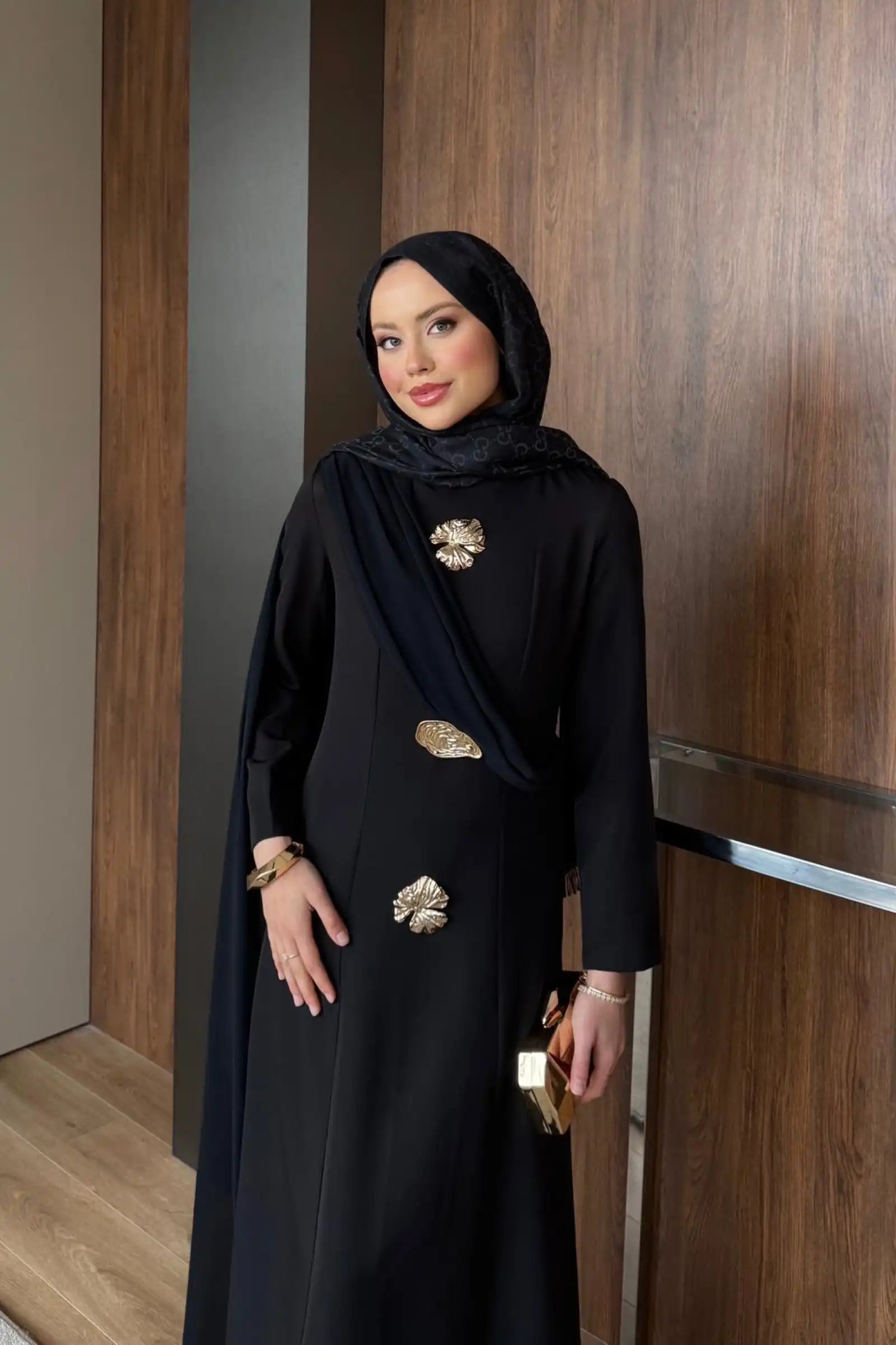 Siyah Asimetrik Drape ve Gold Broş Detaylı Elbise