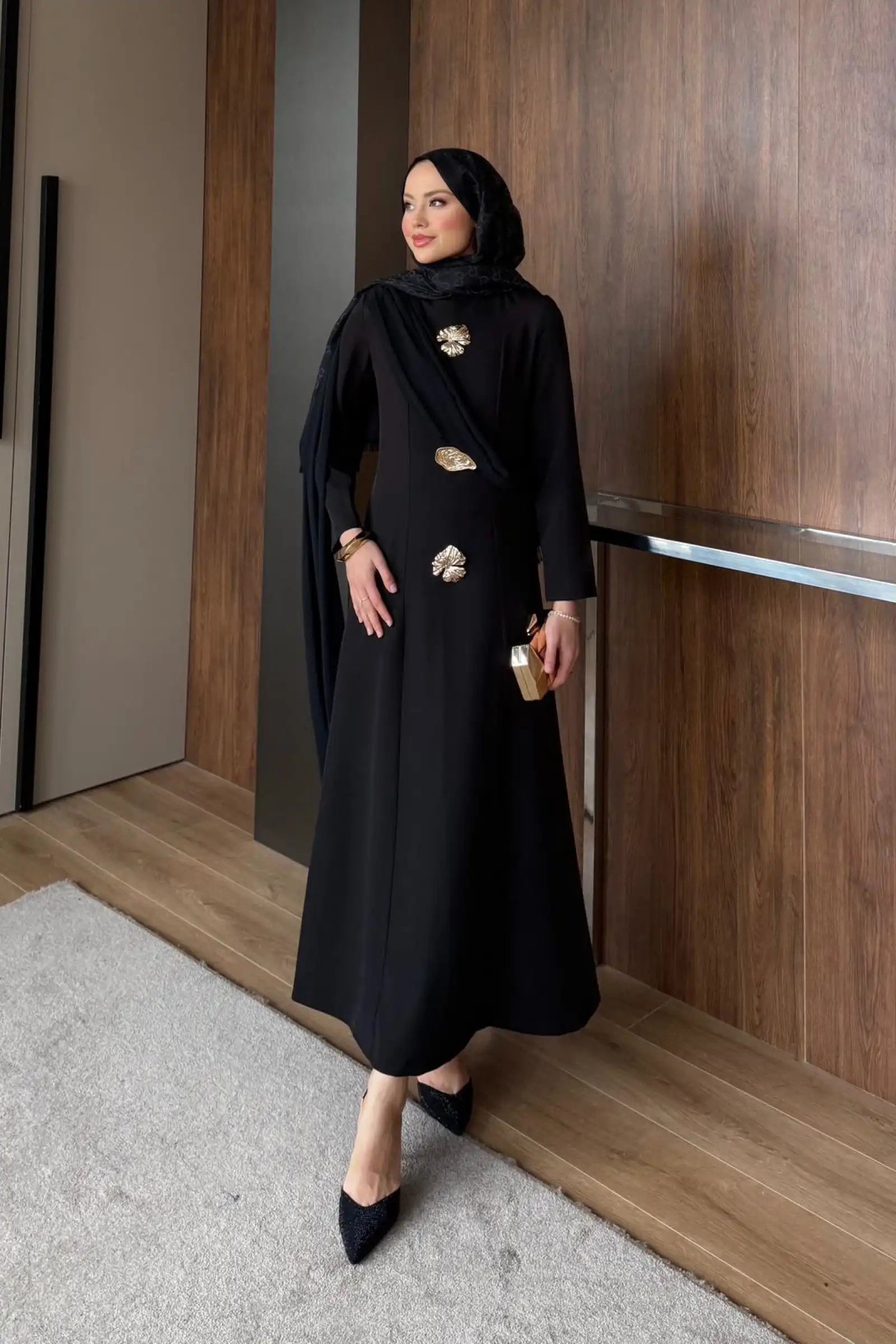 Siyah Asimetrik Drape ve Gold Broş Detaylı Elbise