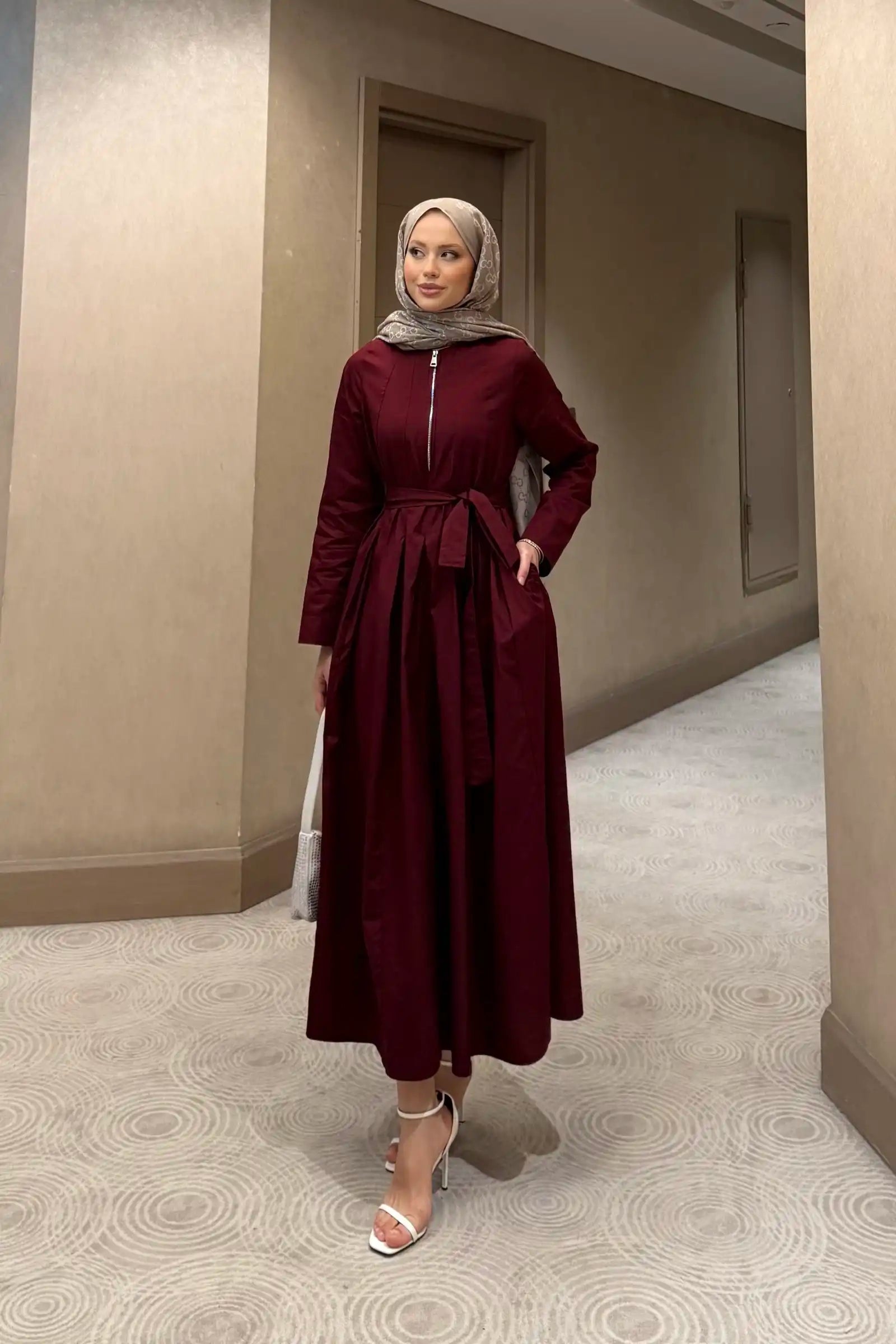 Bordo Fermuar Detaylı Kuşaklı Elbise