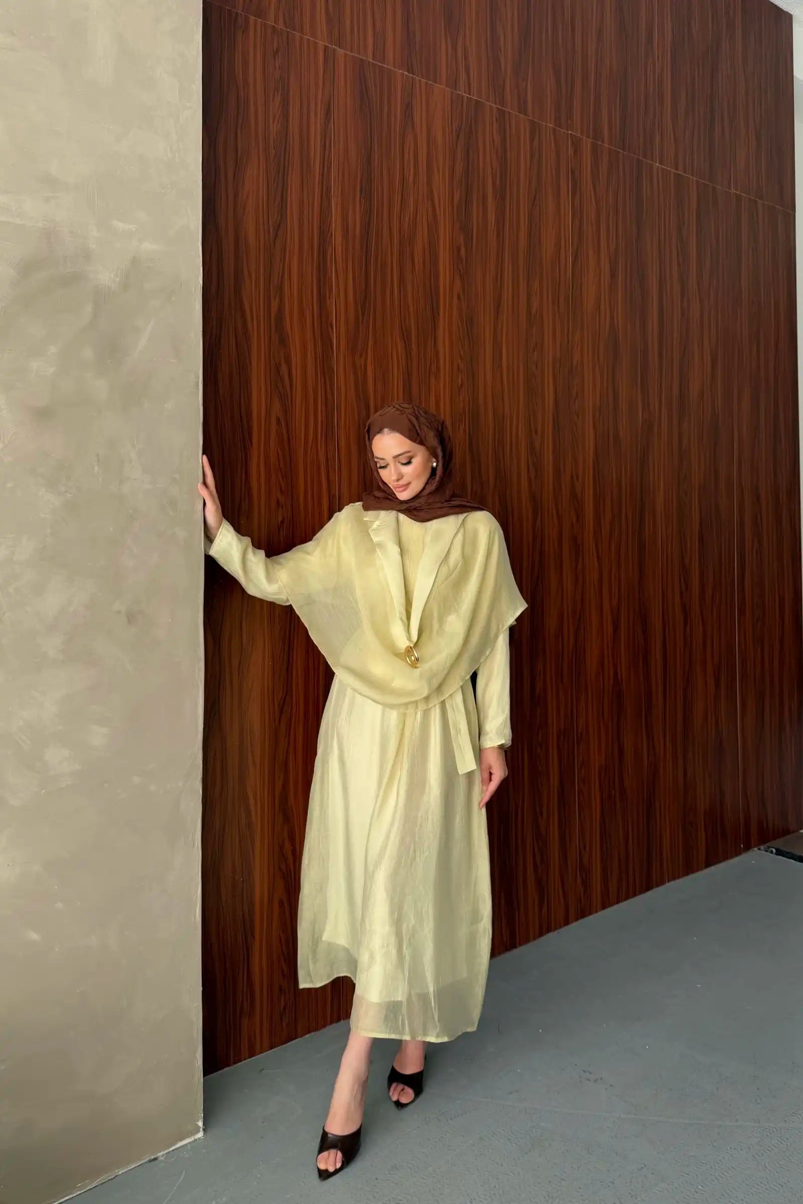 Sarı Gold Halka Detaylı Drapeli Vual Elbise
