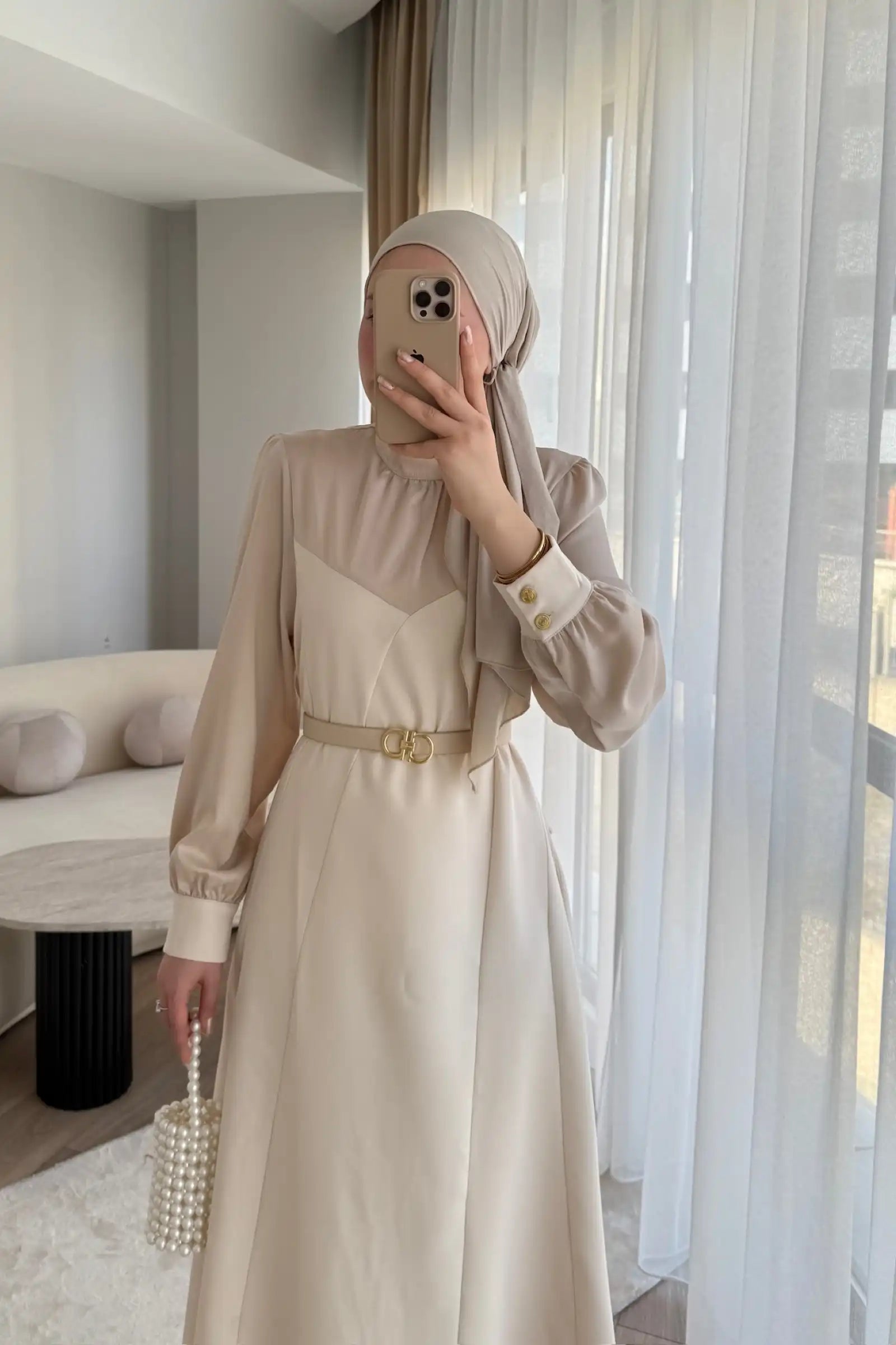 Saten Detaylı Kemerli Bej Elbise