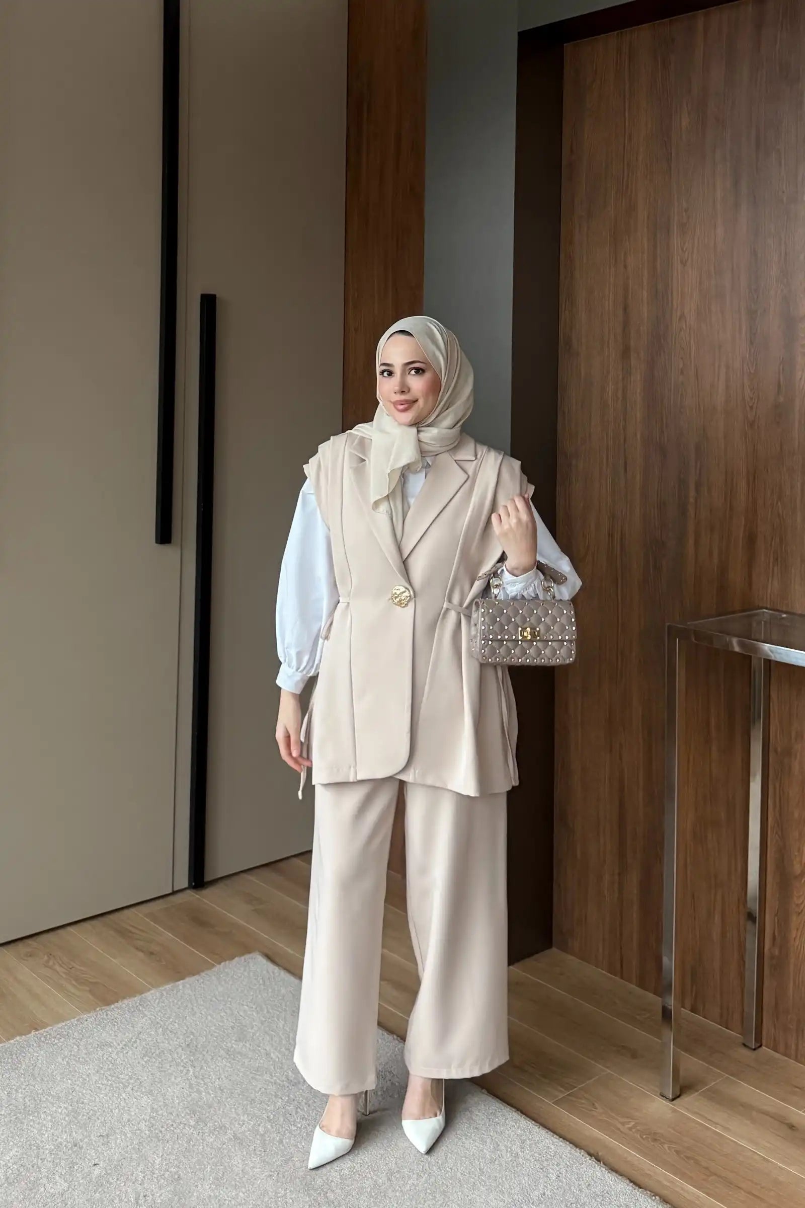 Bej Yandan Bağcıklı Gold Düğme Detaylı İkili Takım Ürün ana görseli