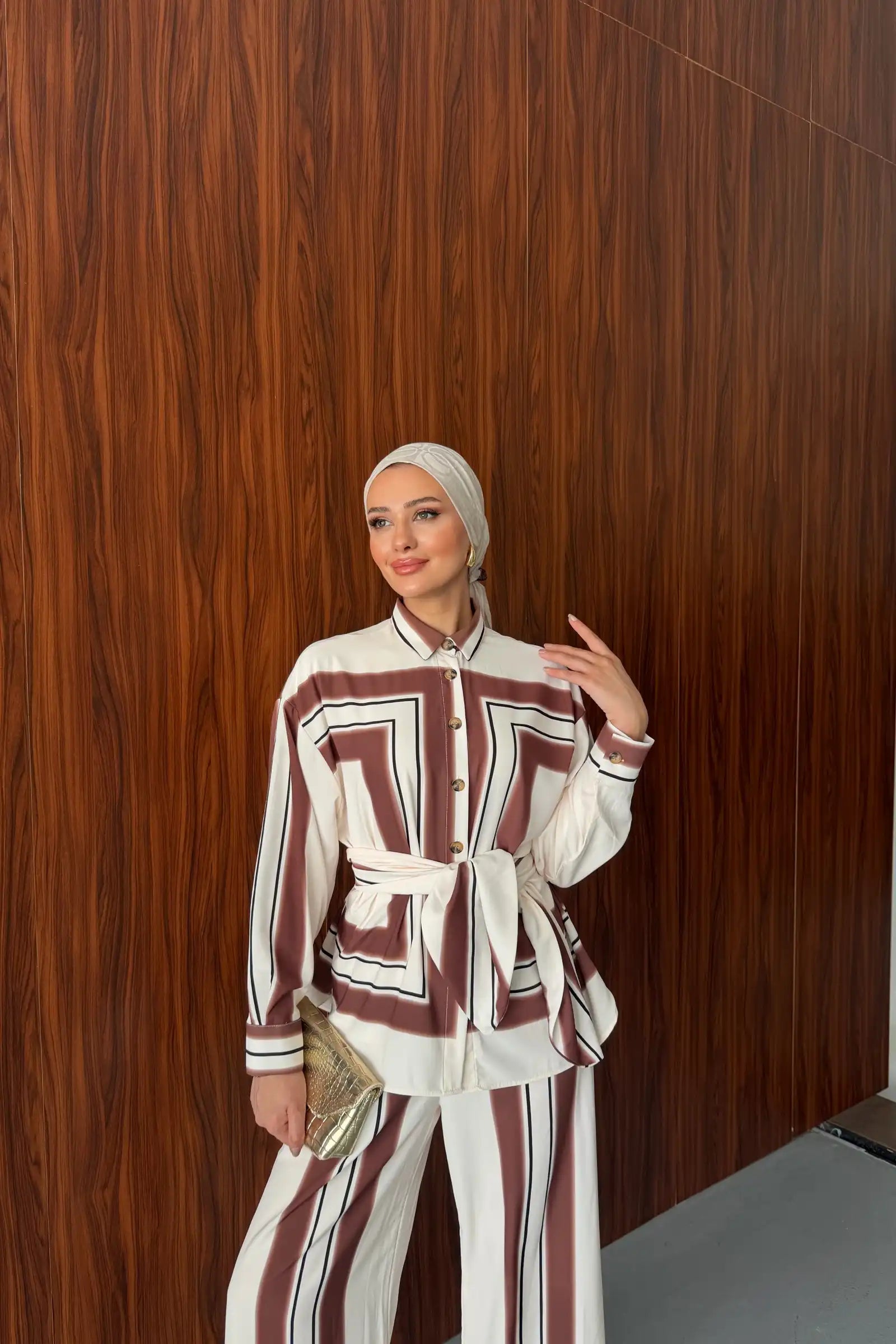 Kahverengi Kuşak Detaylı Desenli Dubai İpeği Takım