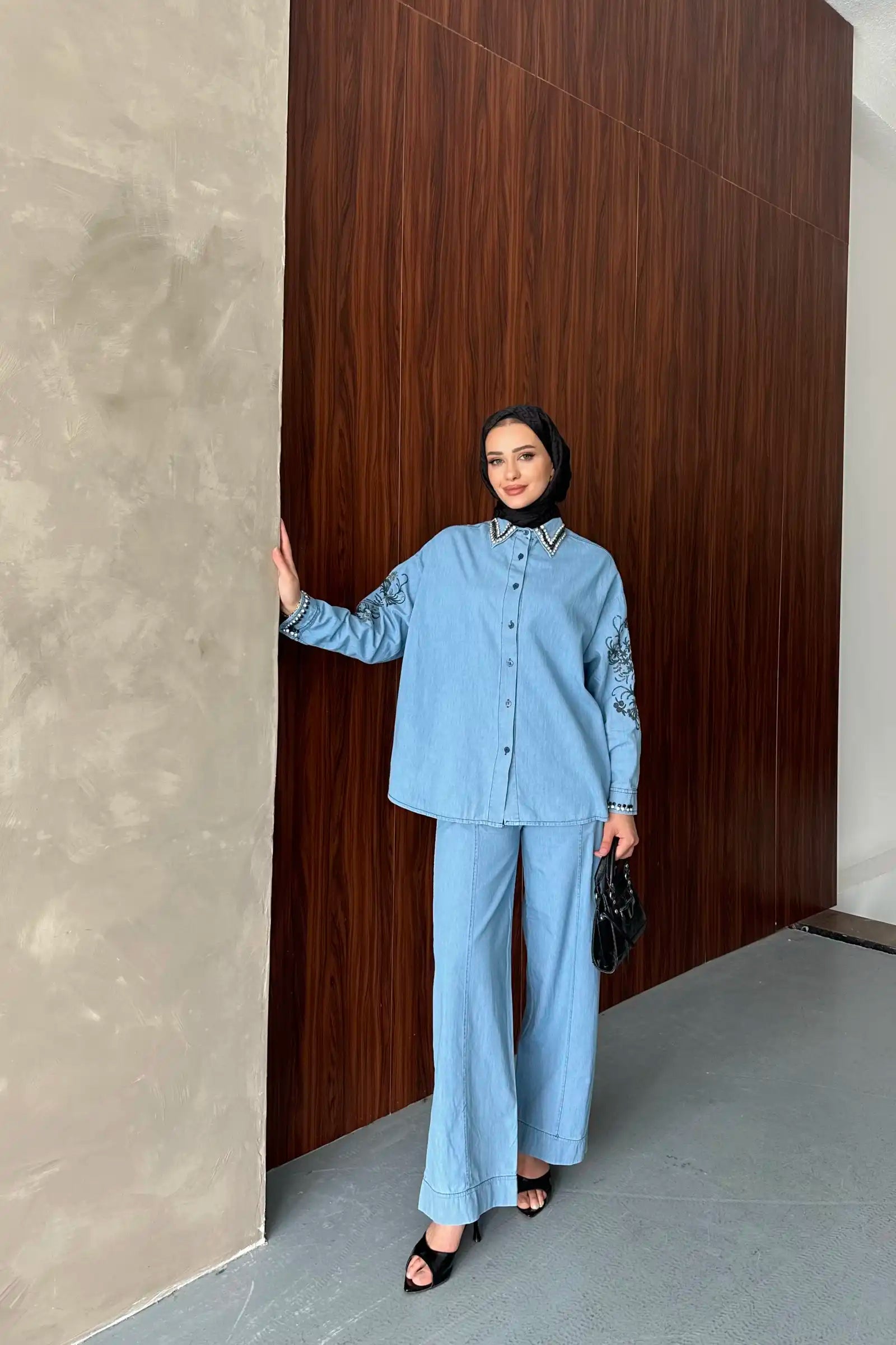 Mavi Yakası Taşlı Nakışlı Denim Takım