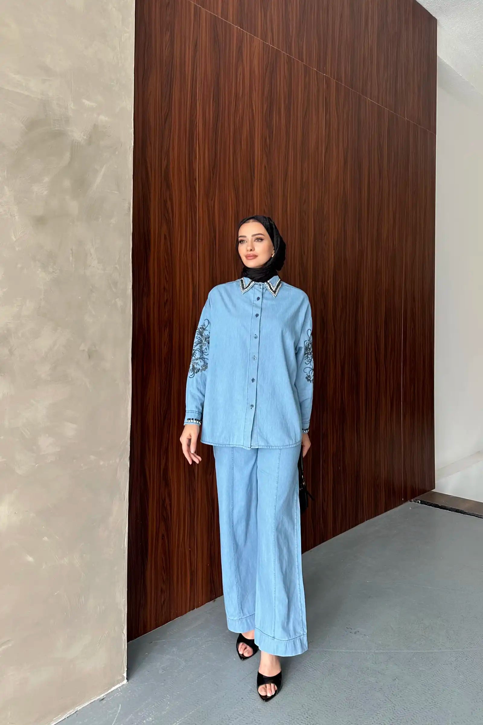 Mavi Yakası Taşlı Nakışlı Denim Takım