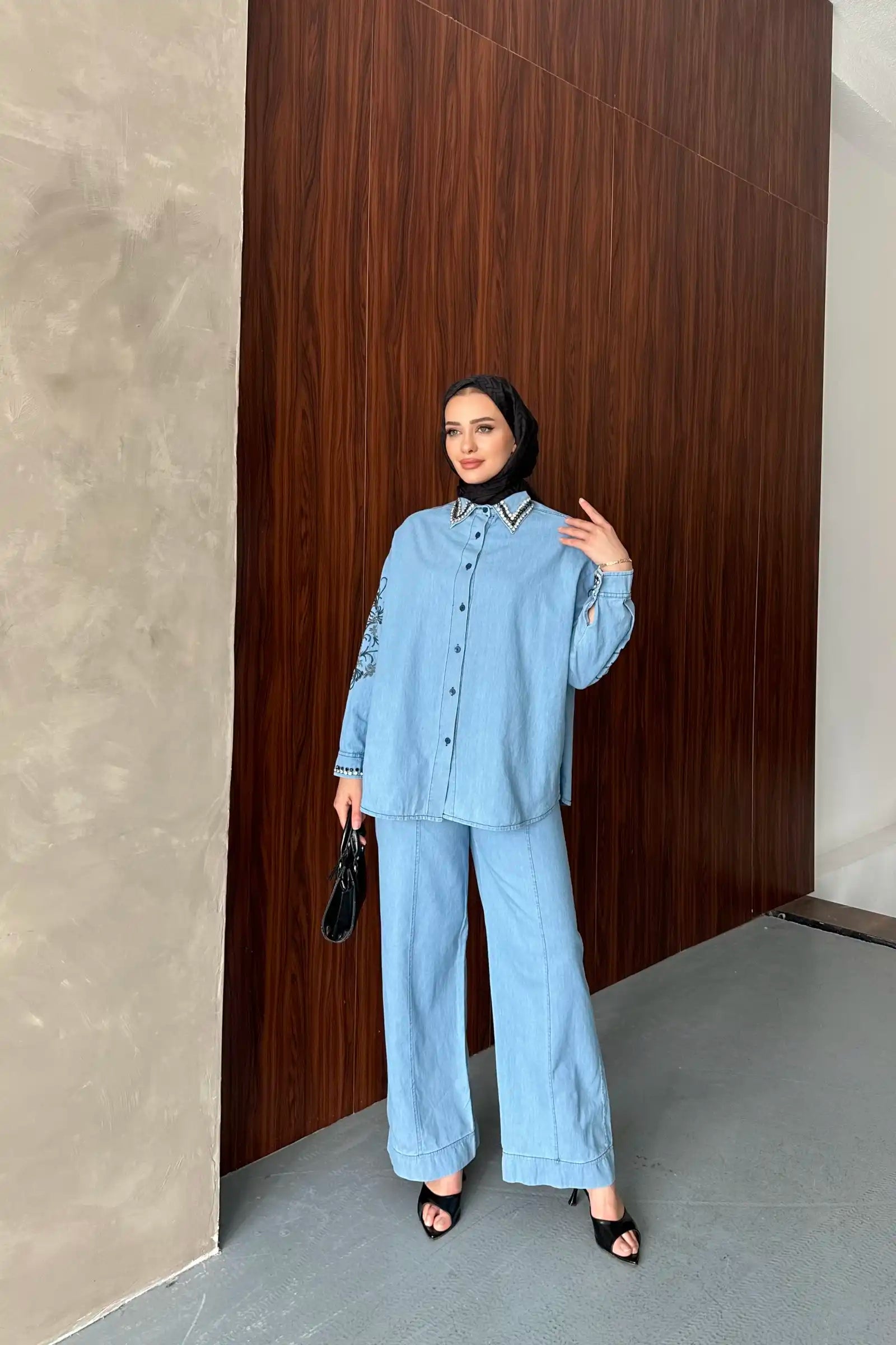Mavi Yakası Taşlı Nakışlı Denim Takım