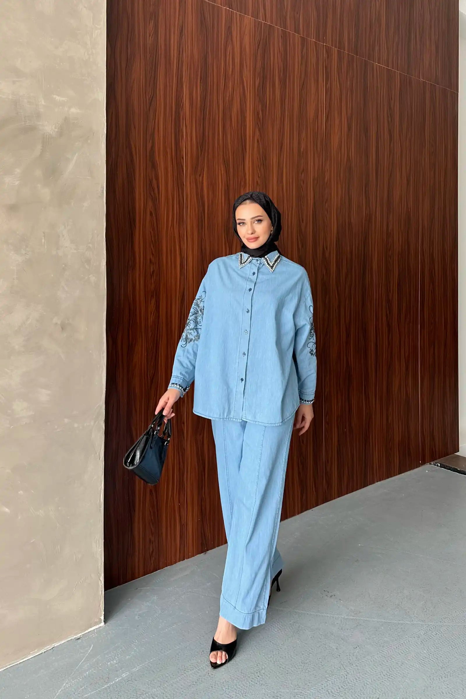 Mavi Yakası Taşlı Nakışlı Denim Takım