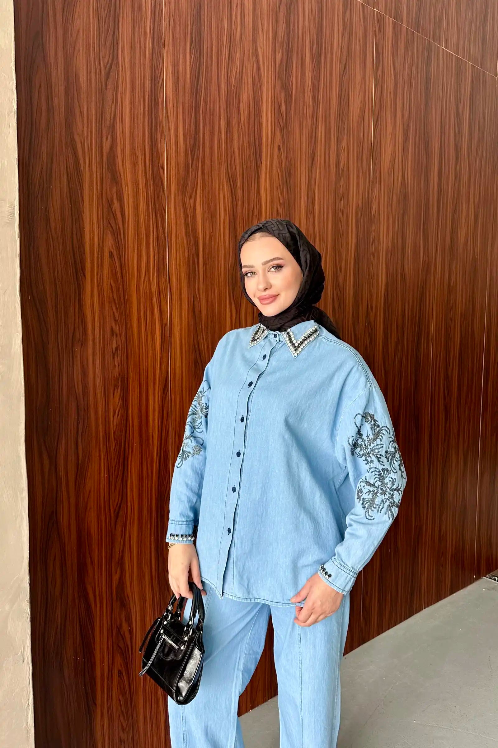 Mavi Yakası Taşlı Nakışlı Denim Takım