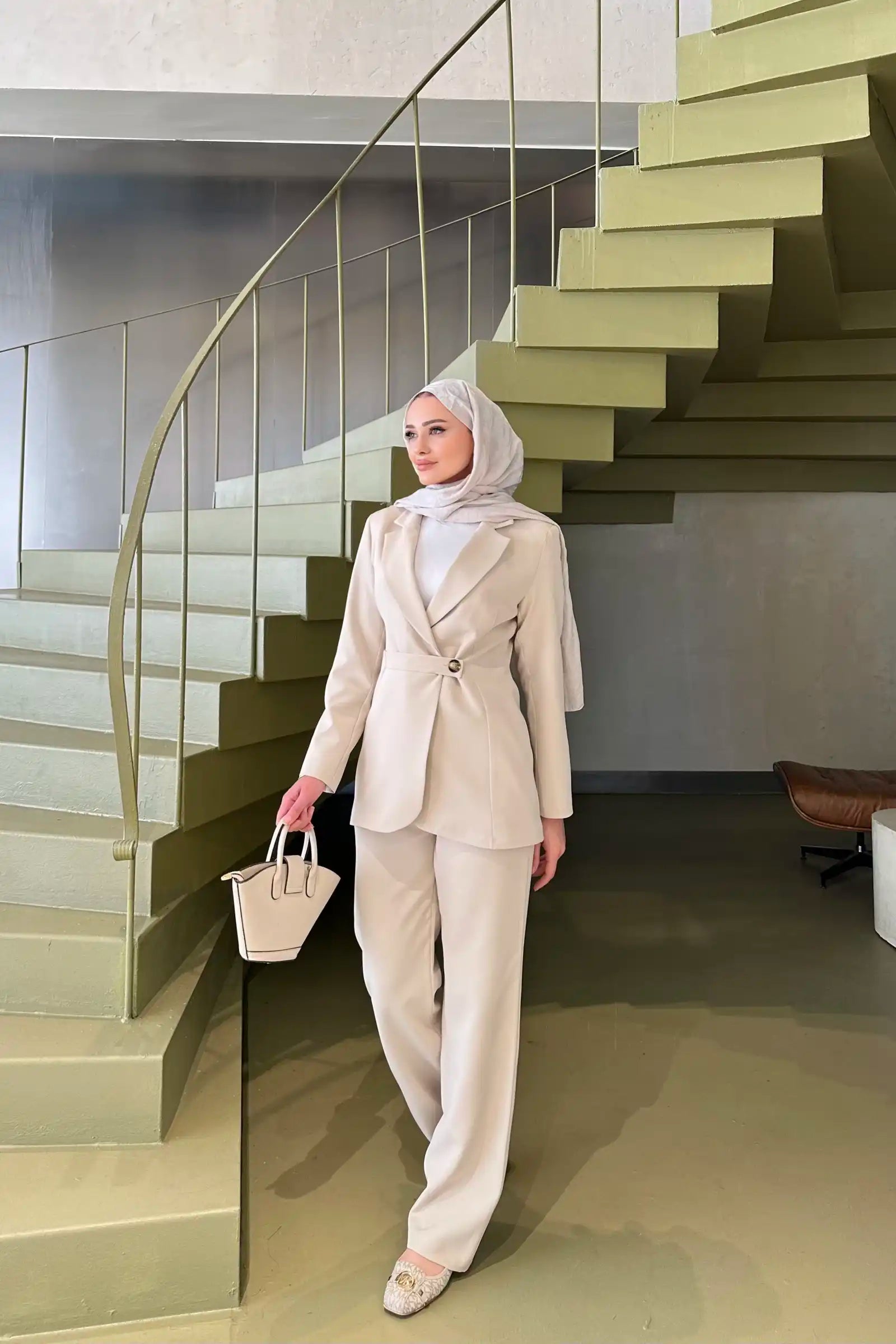 Bej Asimetrik Kemer Detaylı Blazer Takım