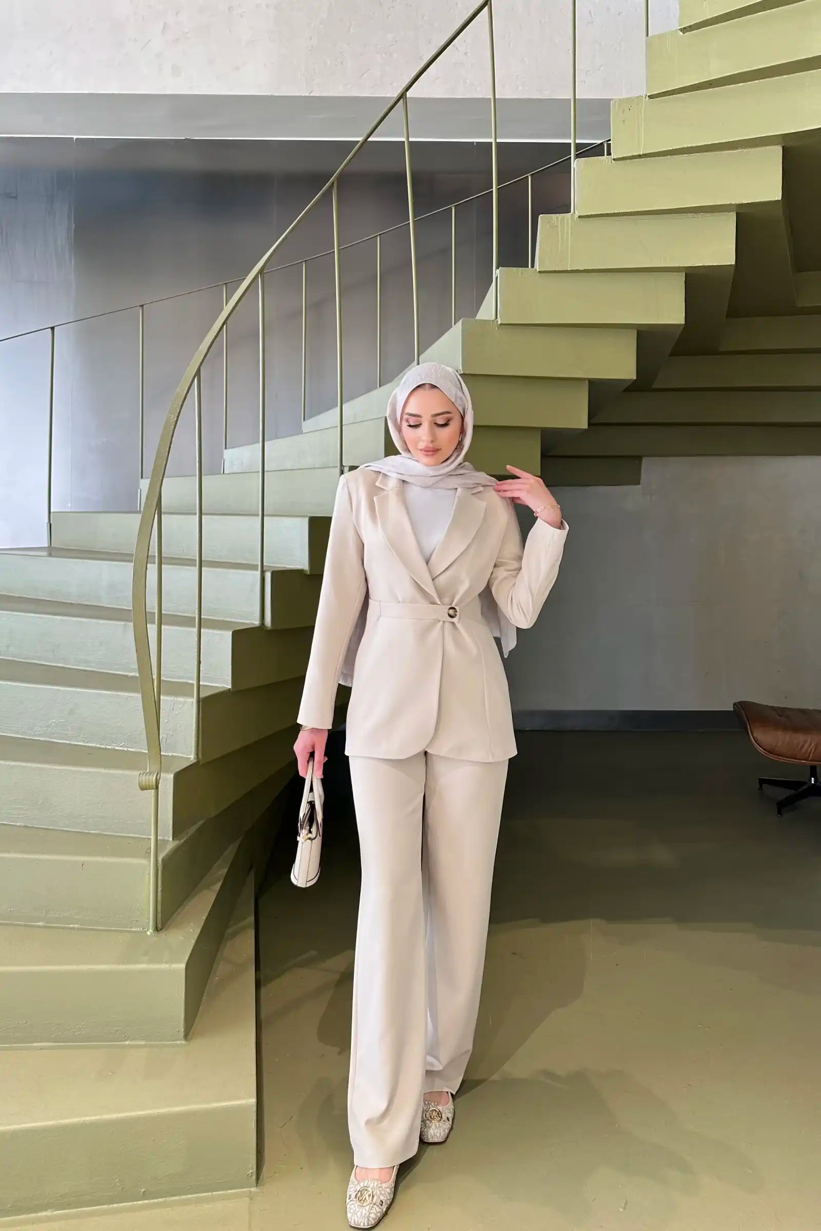 Bej Asimetrik Kemer Detaylı Blazer Takım
