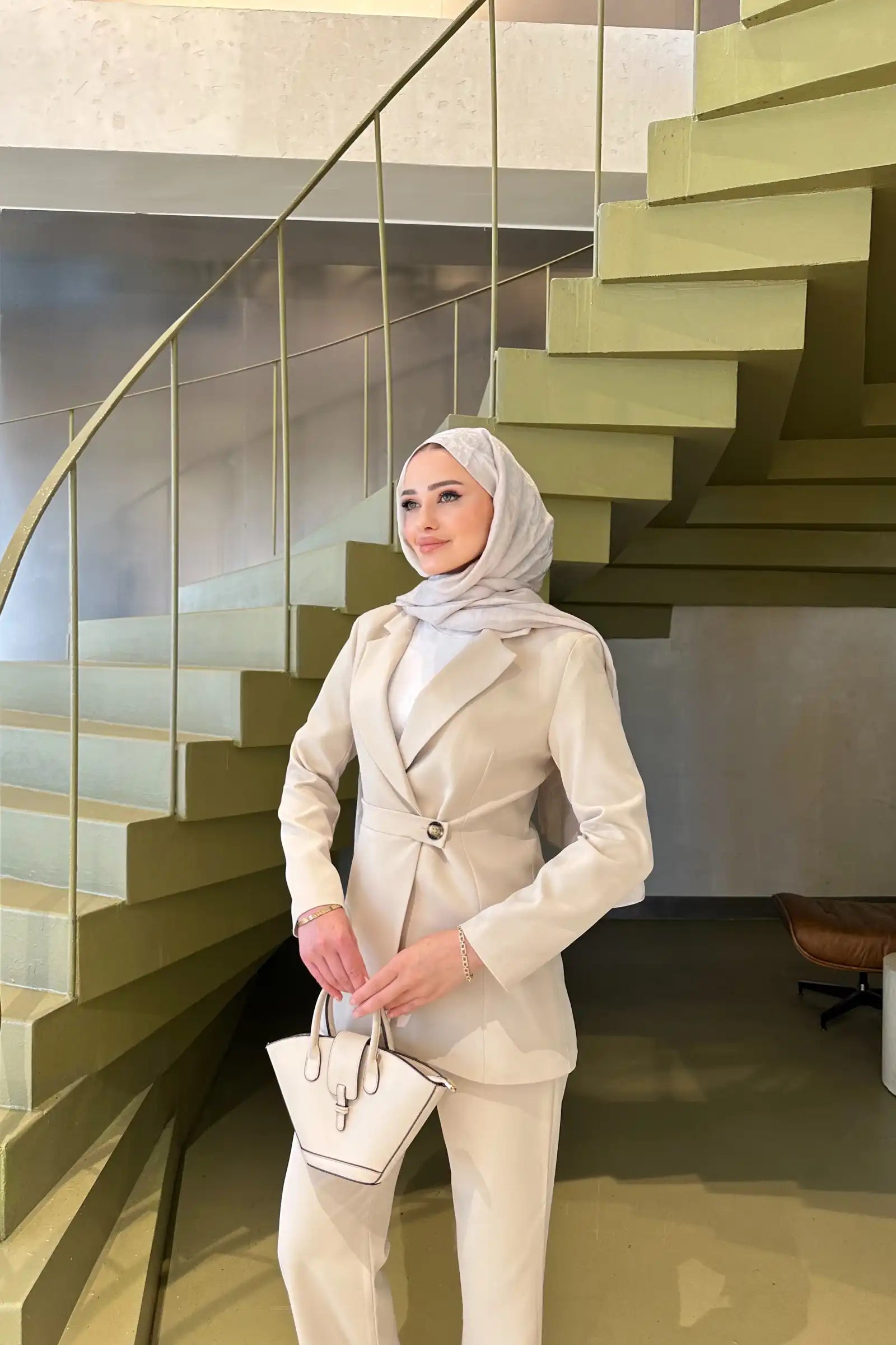 Bej Asimetrik Kemer Detaylı Blazer Takım