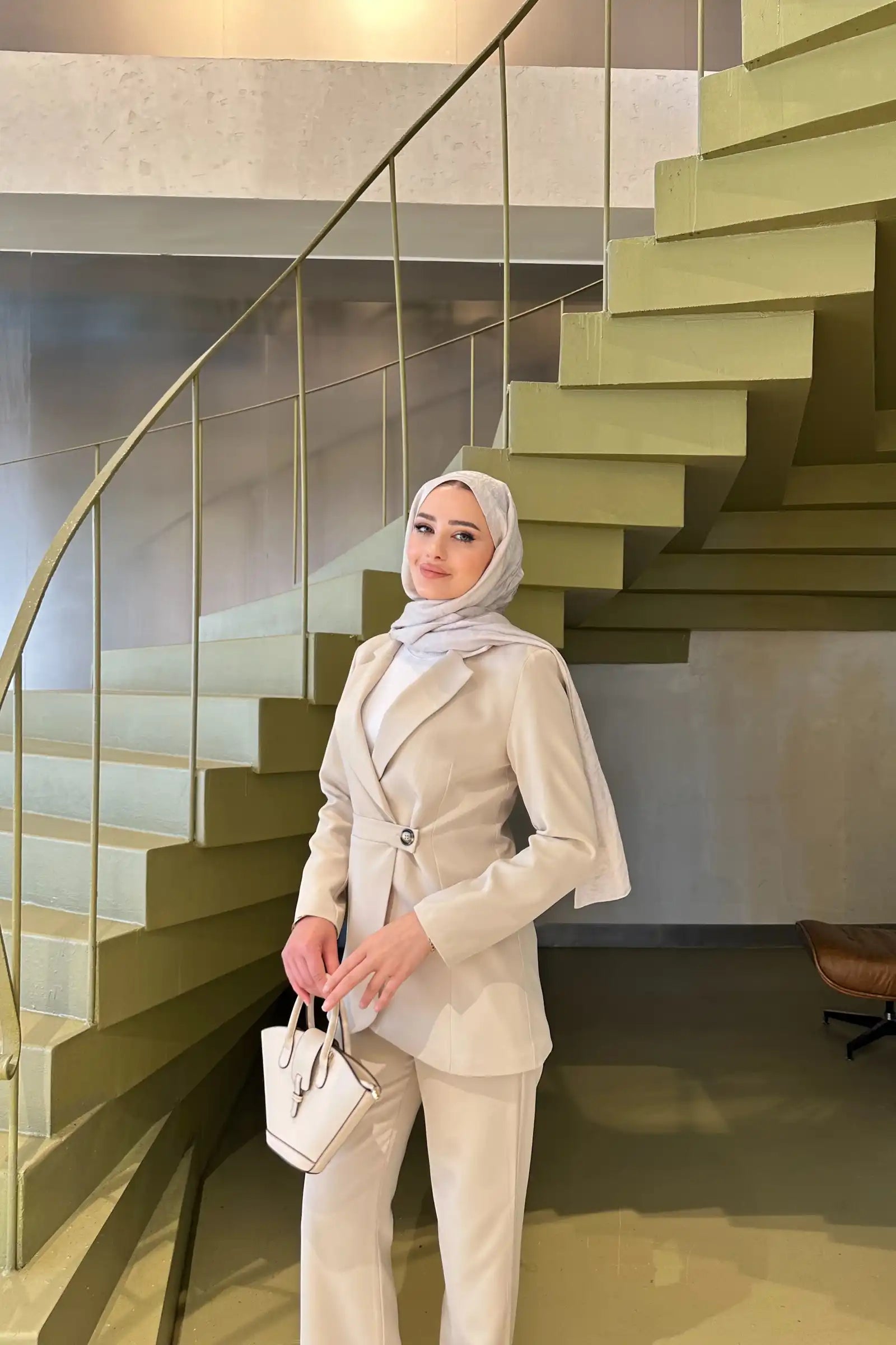 Bej Asimetrik Kemer Detaylı Blazer Takım