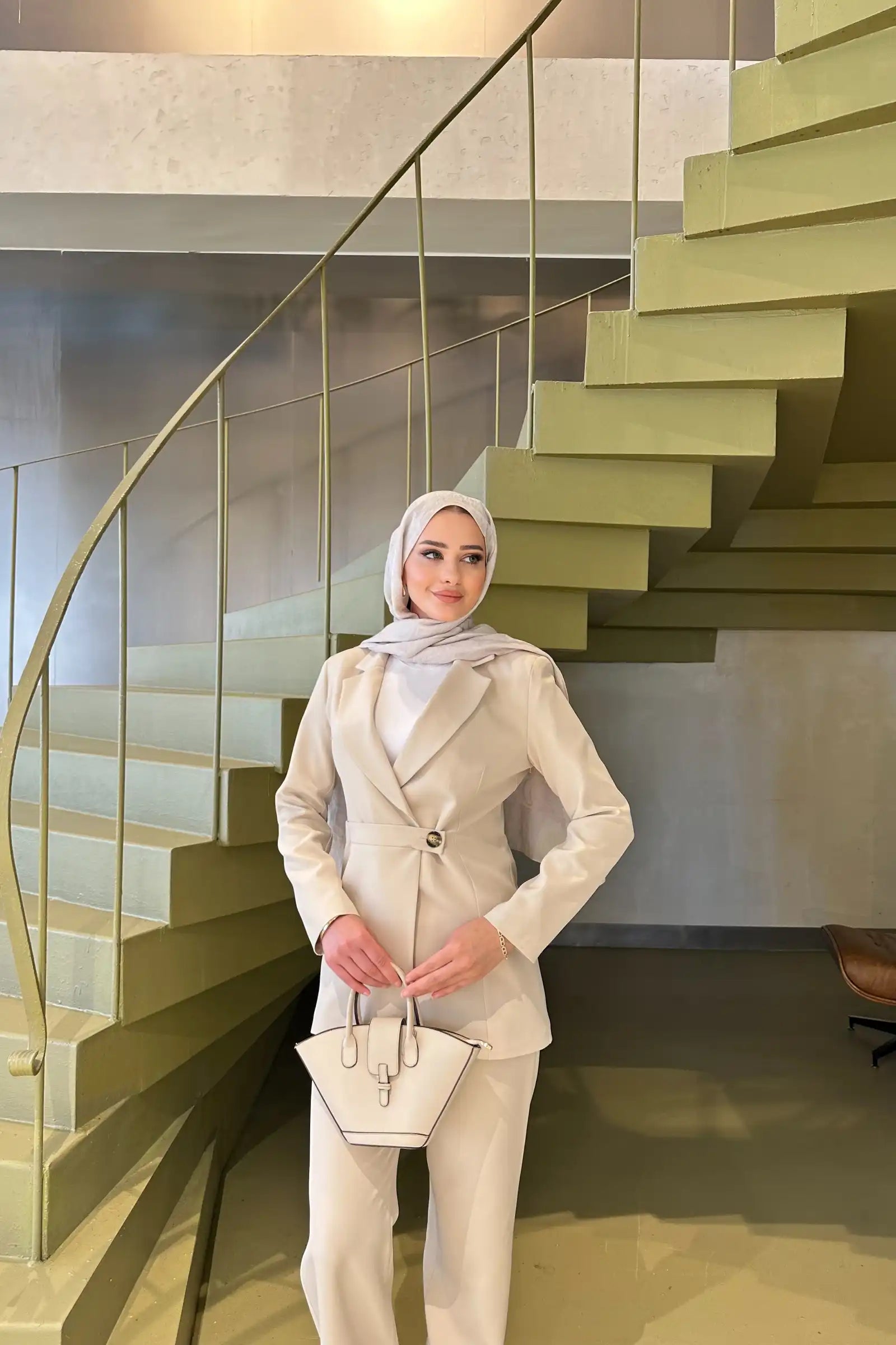 Bej Asimetrik Kemer Detaylı Blazer Takım Ürün ikincil görseli