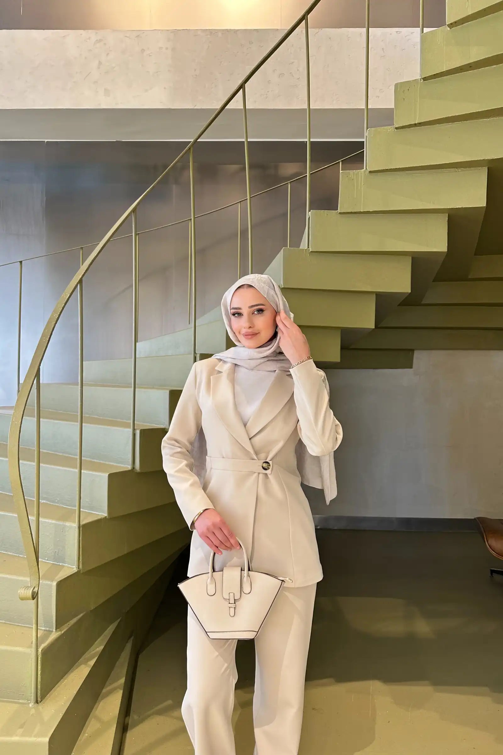 Bej Asimetrik Kemer Detaylı Blazer Takım