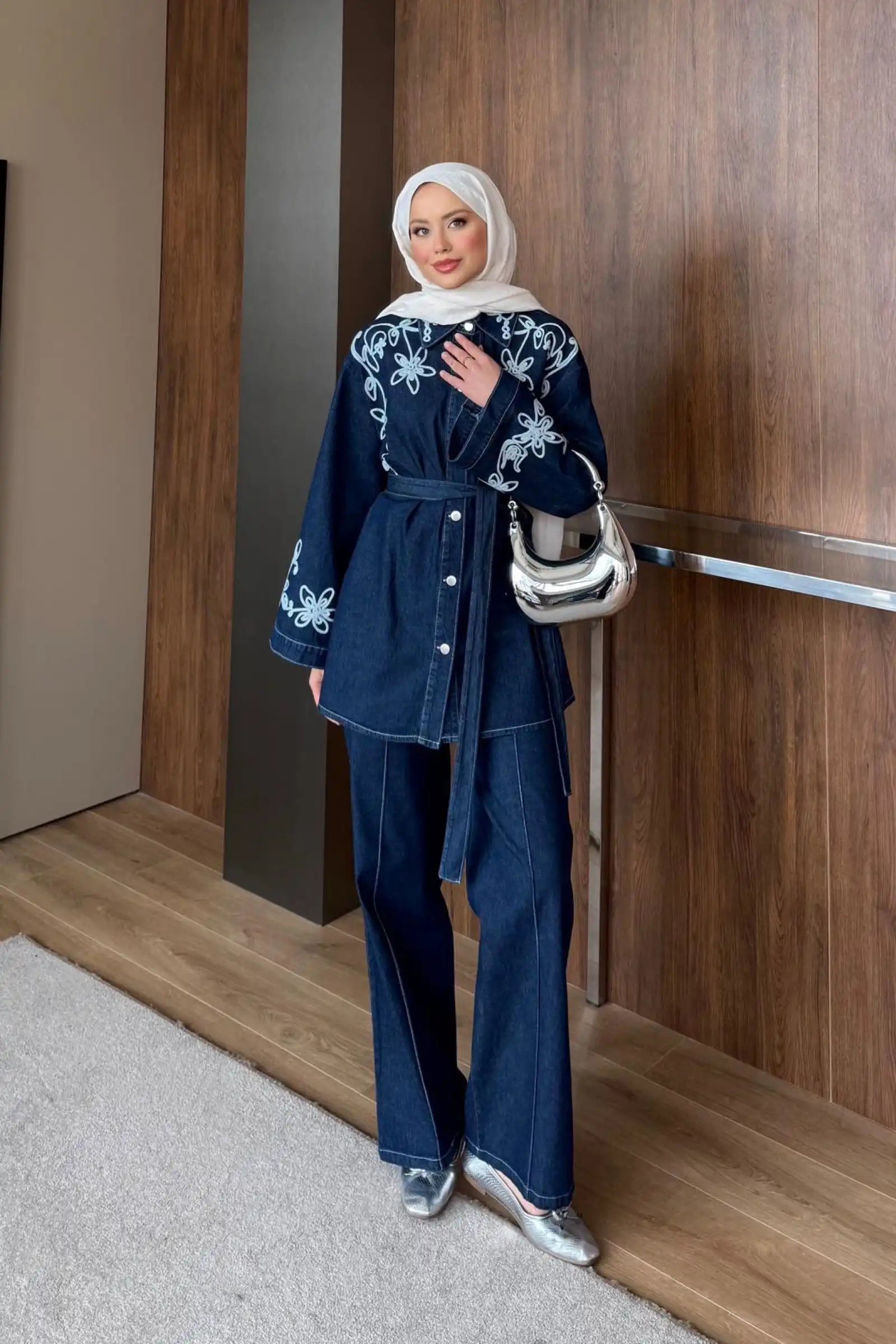Lacivert Çiçek Nakışlı Kuşaklı Denim İkili Takım
