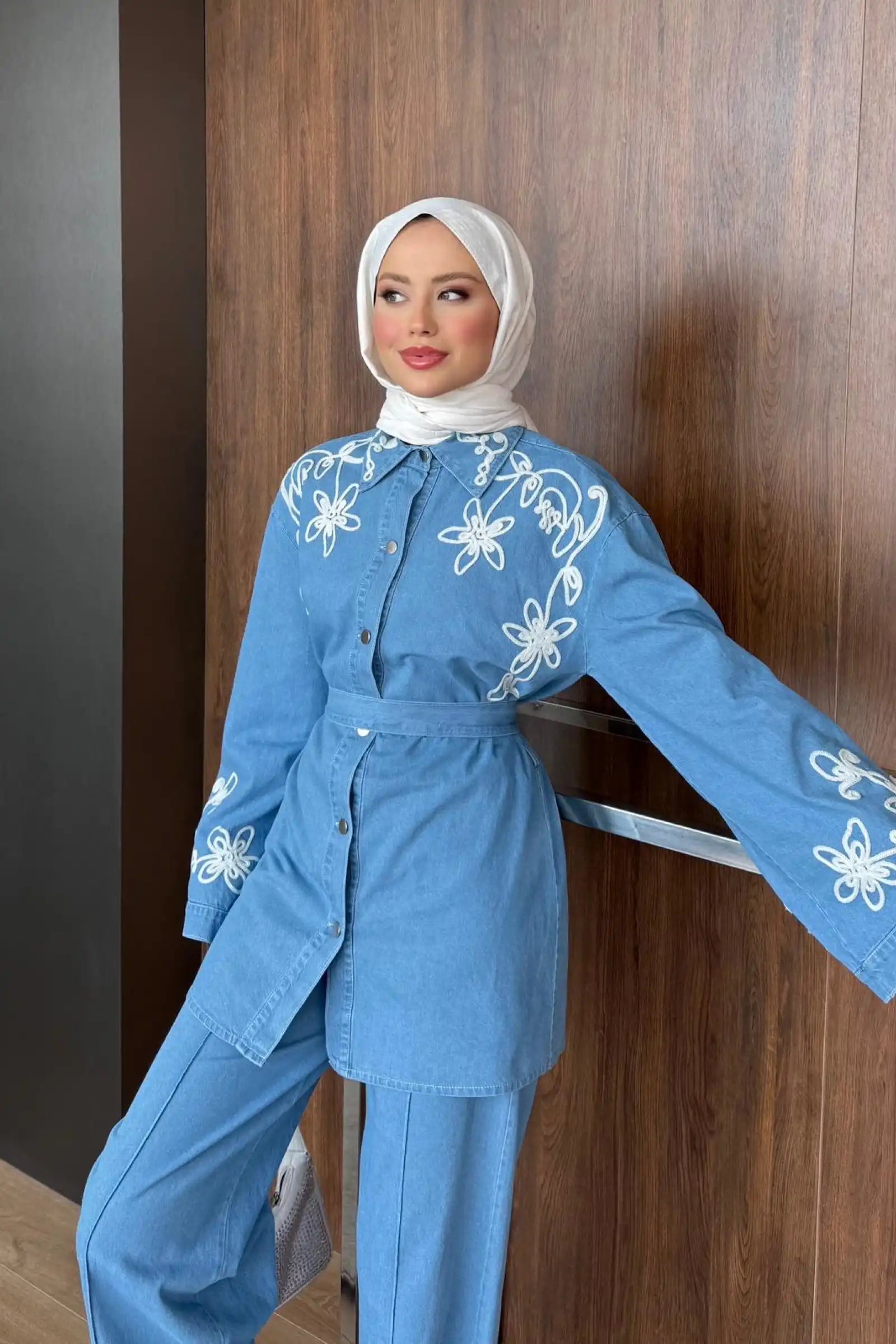 Mavi Çiçek Nakışlı Kuşaklı Denim İkili Takım