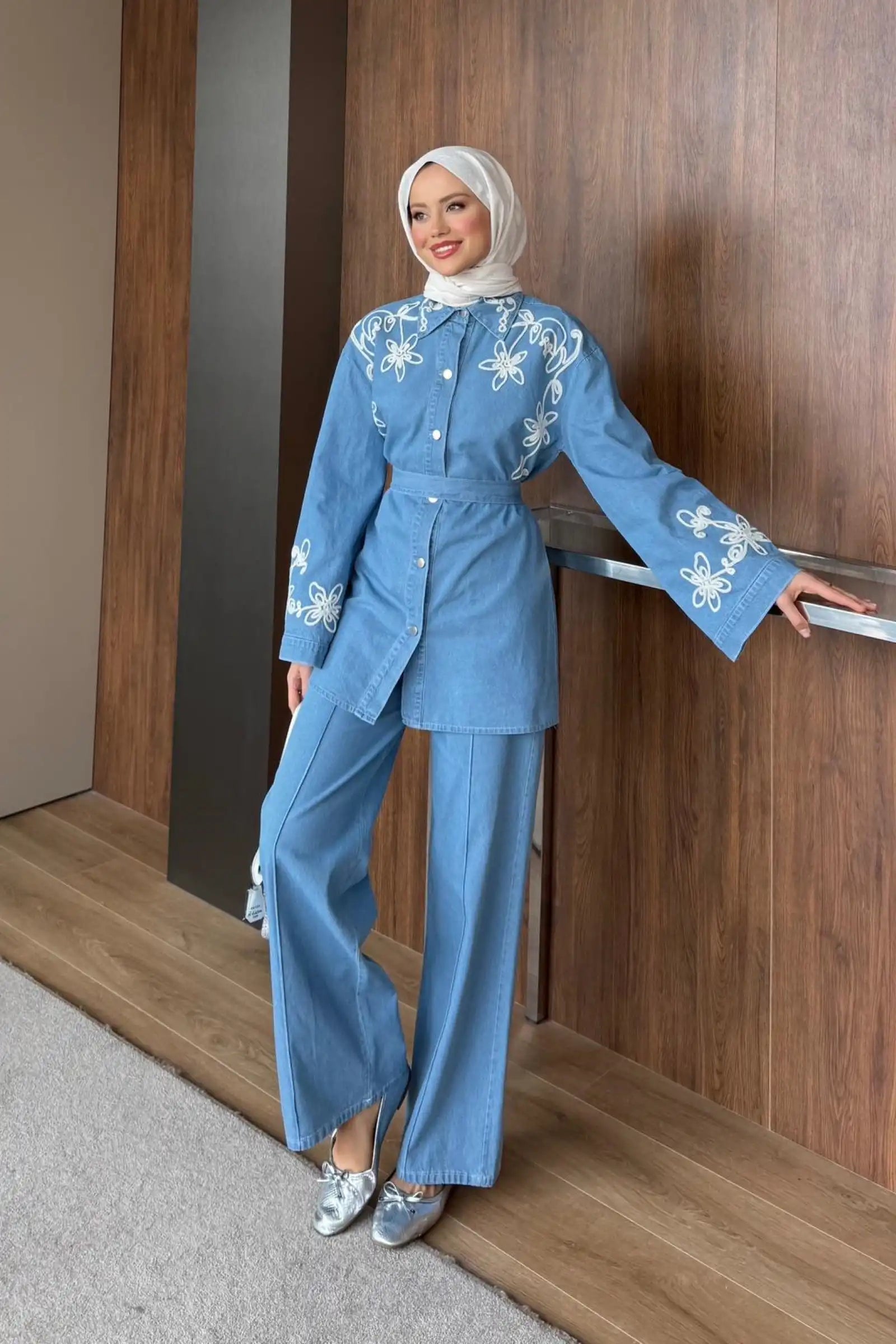 Mavi Çiçek Nakışlı Kuşaklı Denim İkili Takım