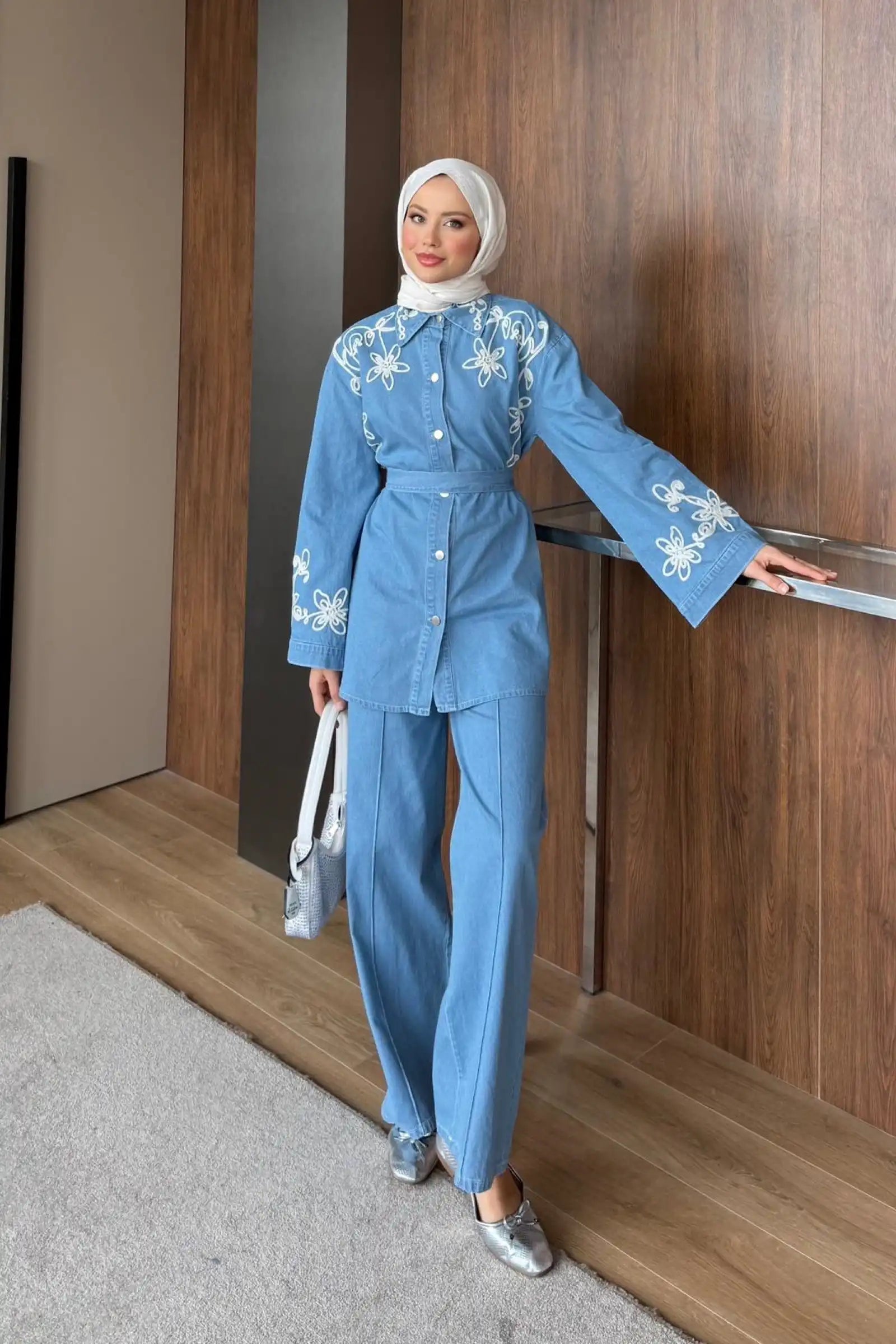 Mavi Çiçek Nakışlı Kuşaklı Denim İkili Takım