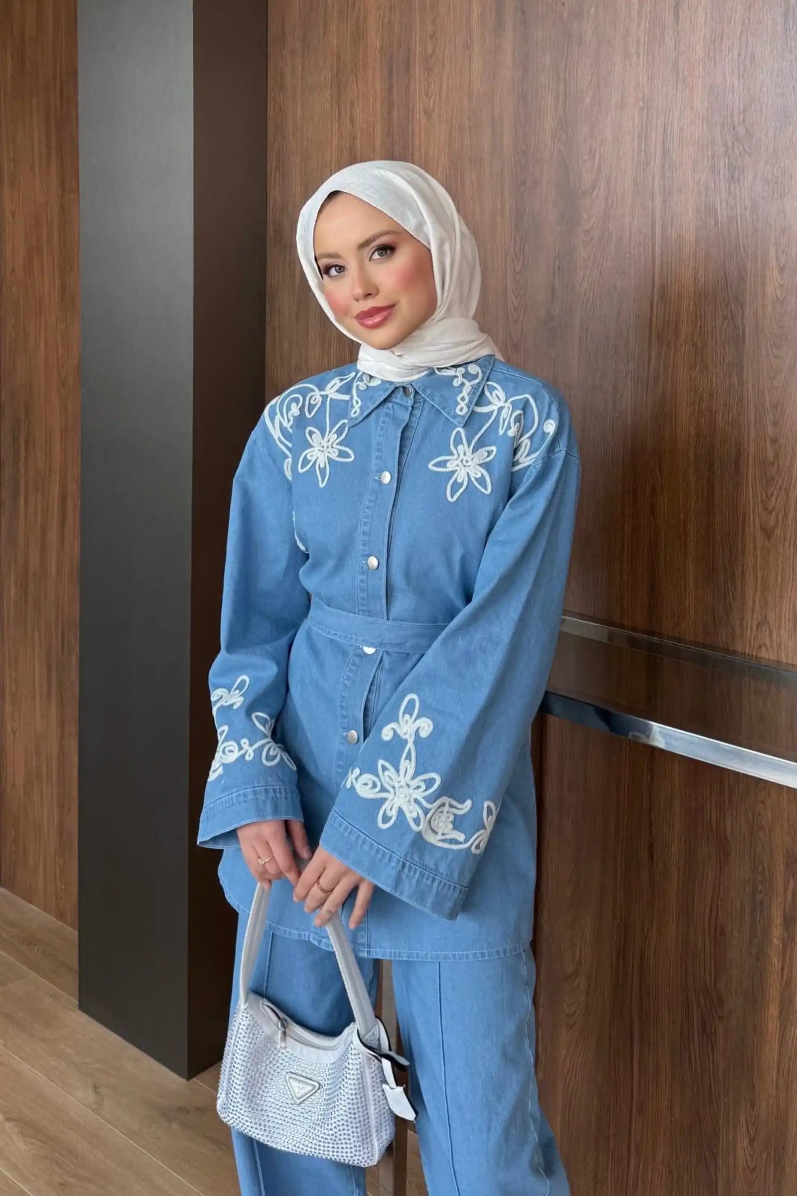 Mavi Çiçek Nakışlı Kuşaklı Denim İkili Takım