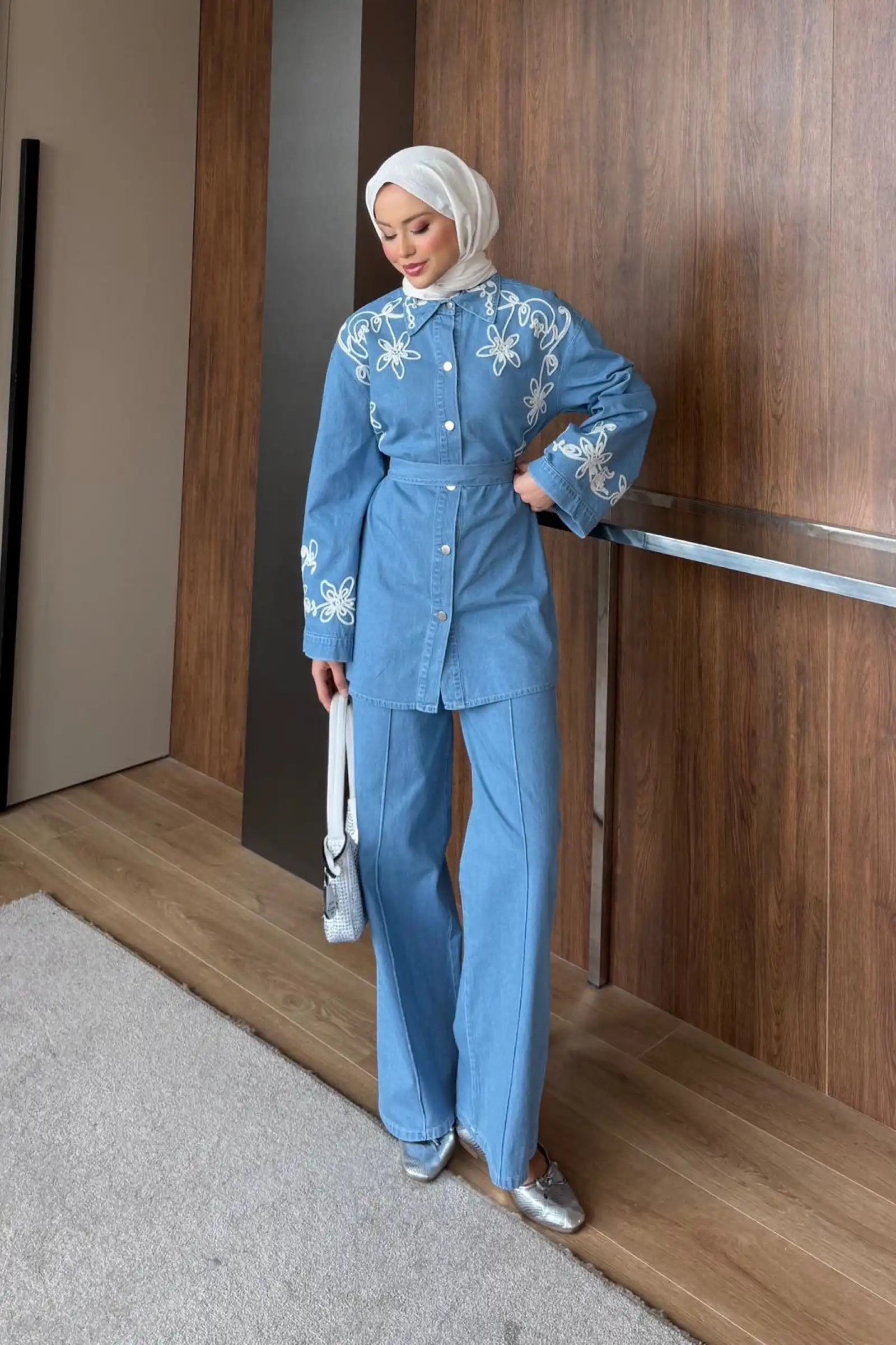Mavi Çiçek Nakışlı Kuşaklı Denim İkili Takım