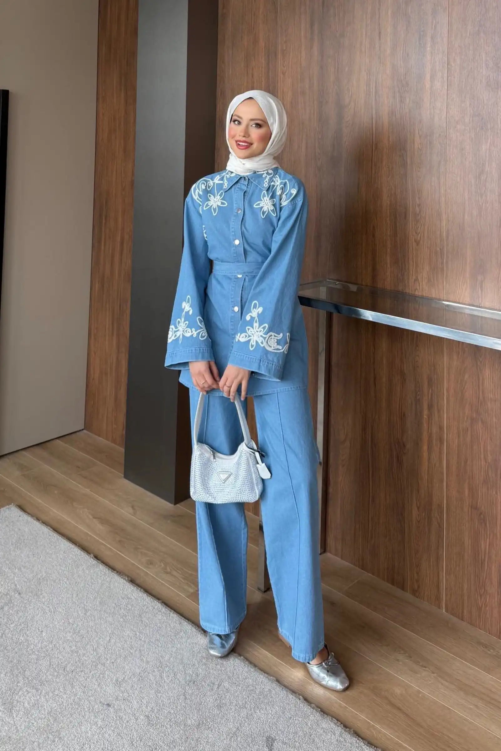 Mavi Çiçek Nakışlı Kuşaklı Denim İkili Takım