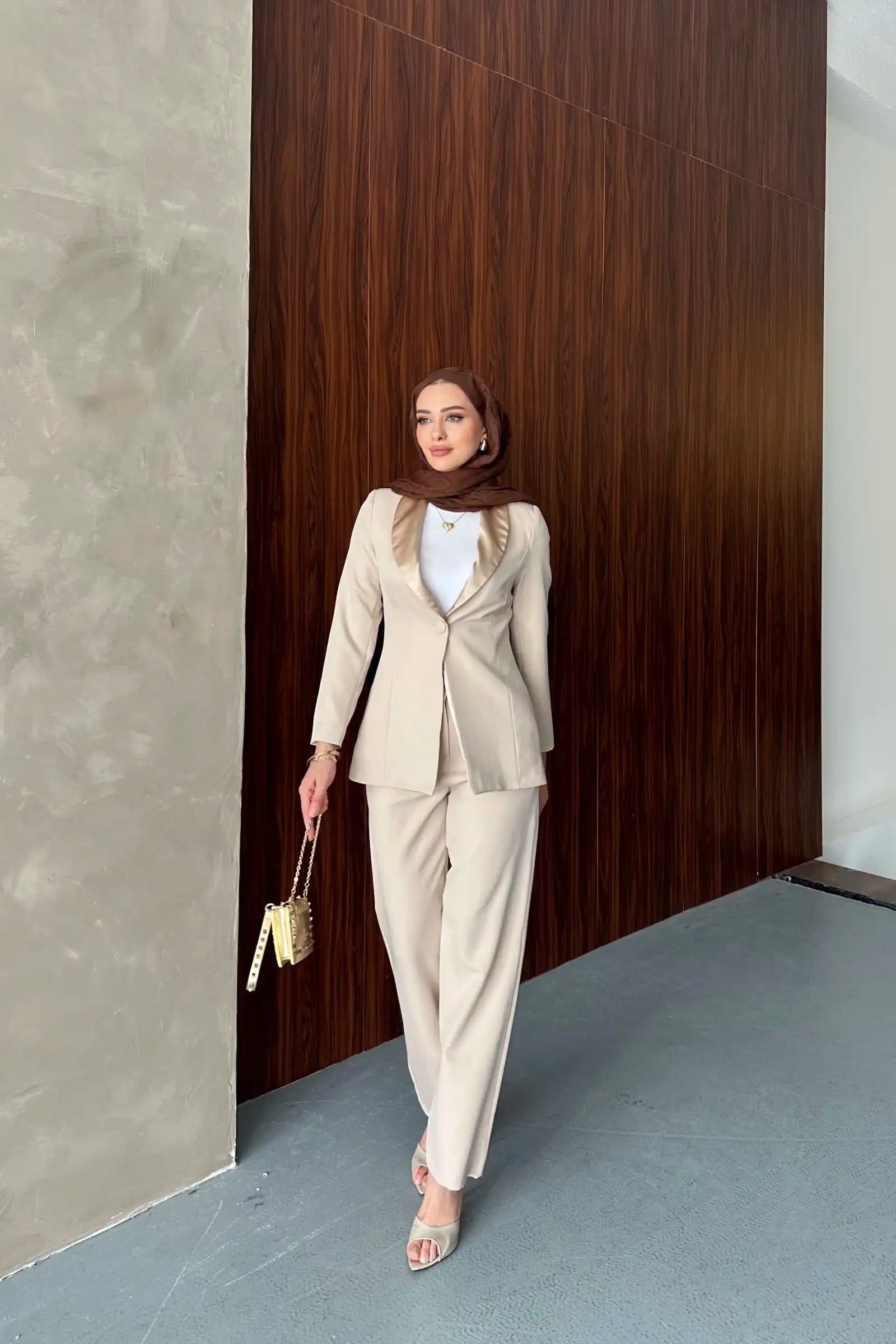 Bej Saten Şal Yakalı Blazer Pantolon Takımı Ürün ana görseli