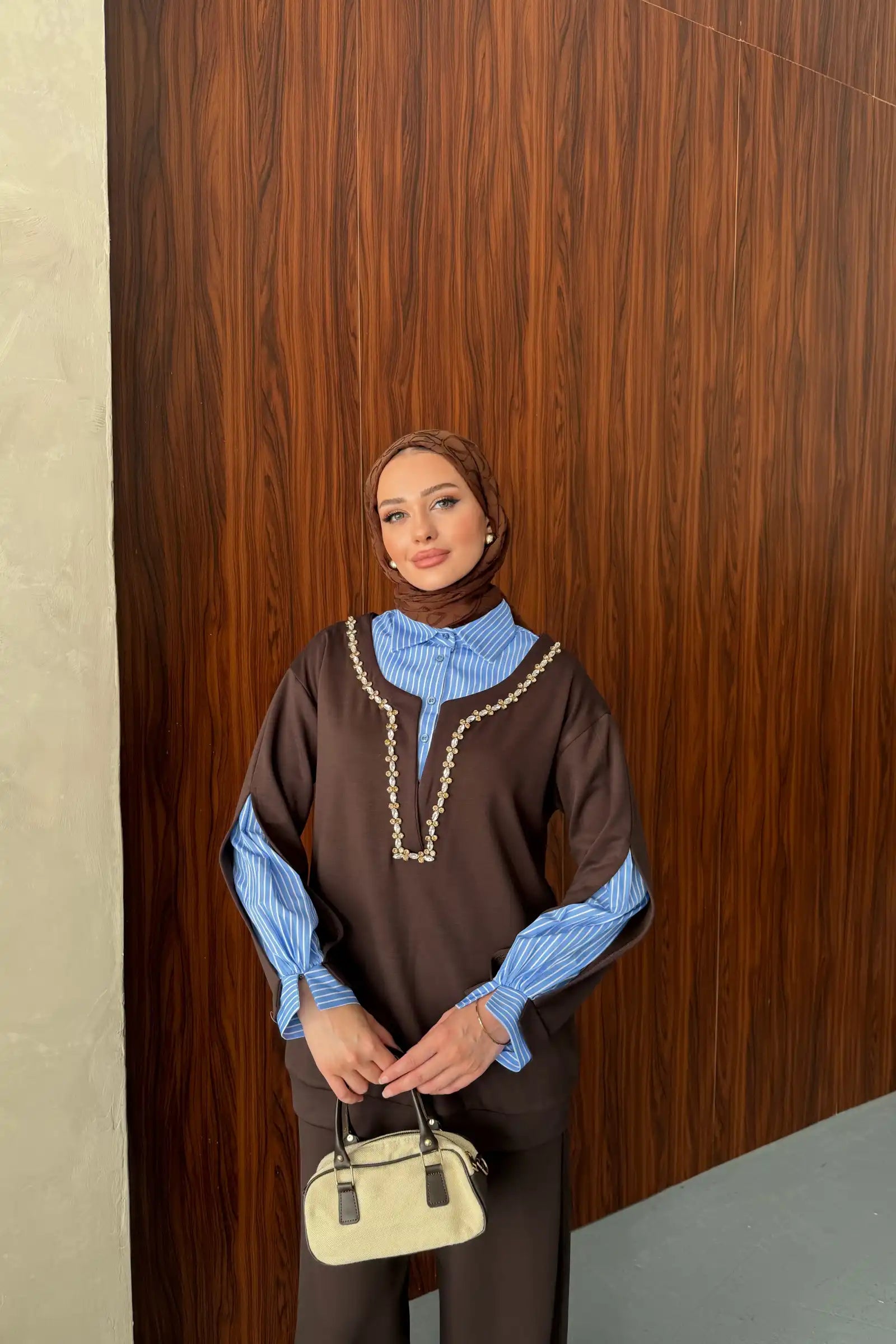 Kahverengi Taş İşlemeli Katmanlı Takım